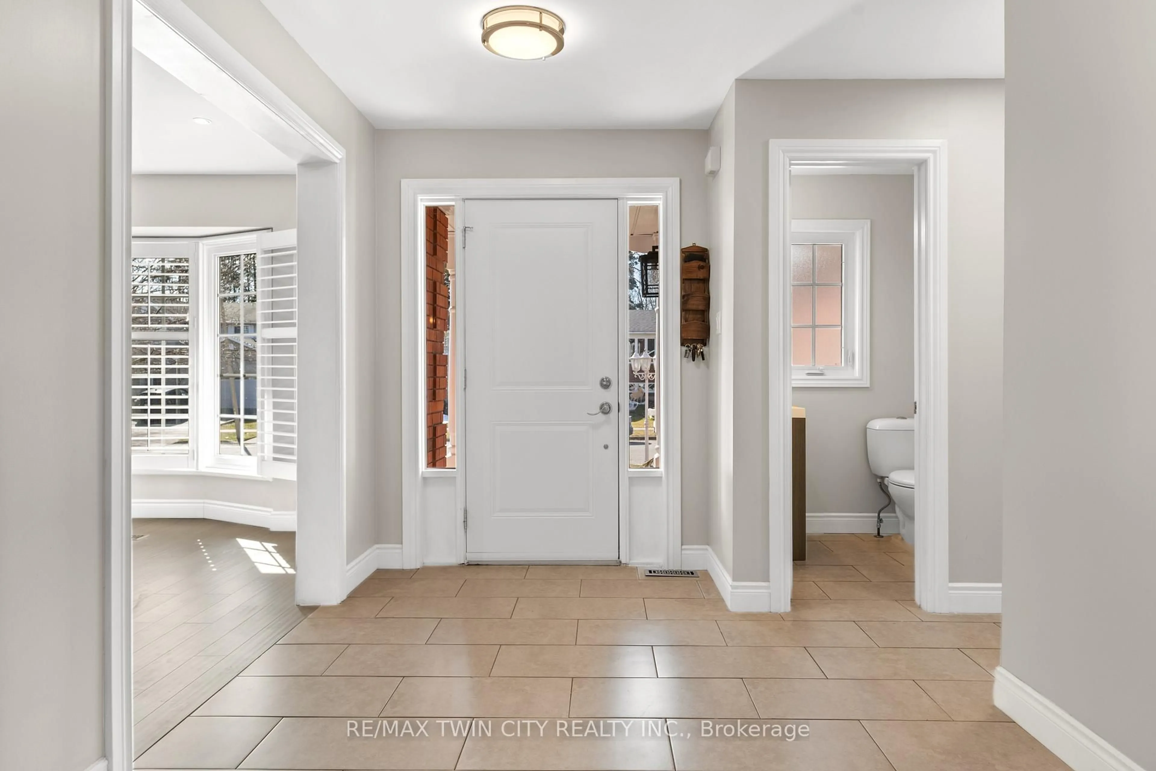 Indoor entryway for 86 Santa Maria Dr, Cambridge Ontario N1R 8A2