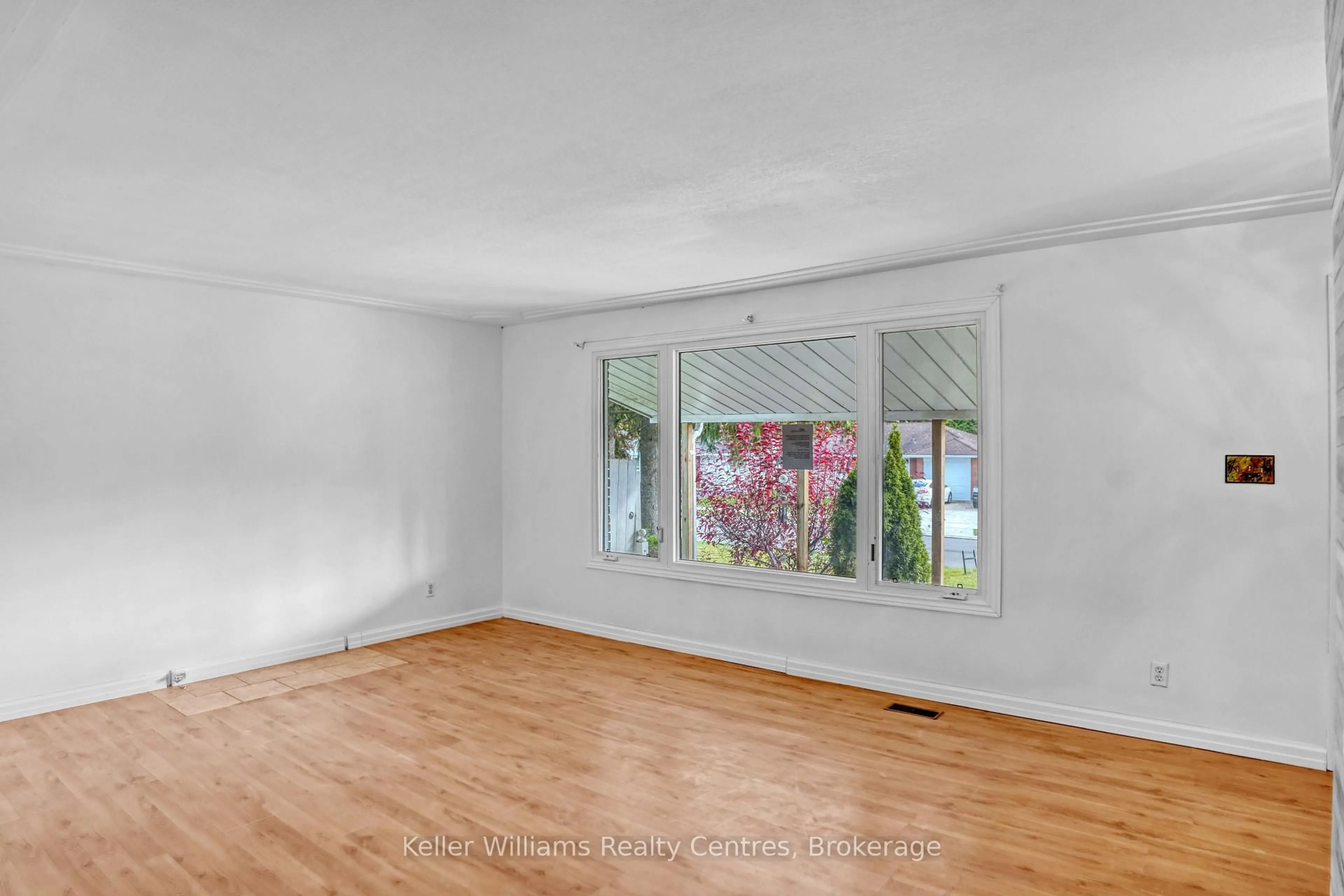 A pic of a room for 470 7th St, Hanover Ontario N4N 2J4