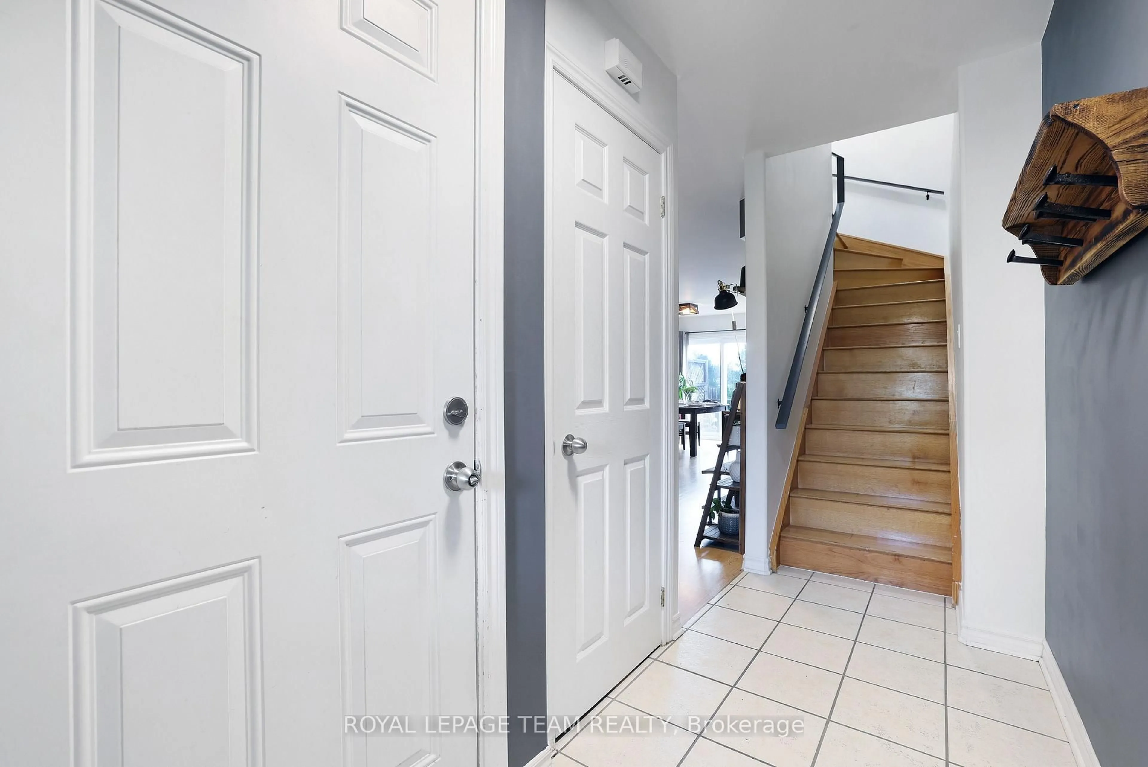 Indoor entryway for 10 Johnston St, Carleton Place Ontario K7C 4S3