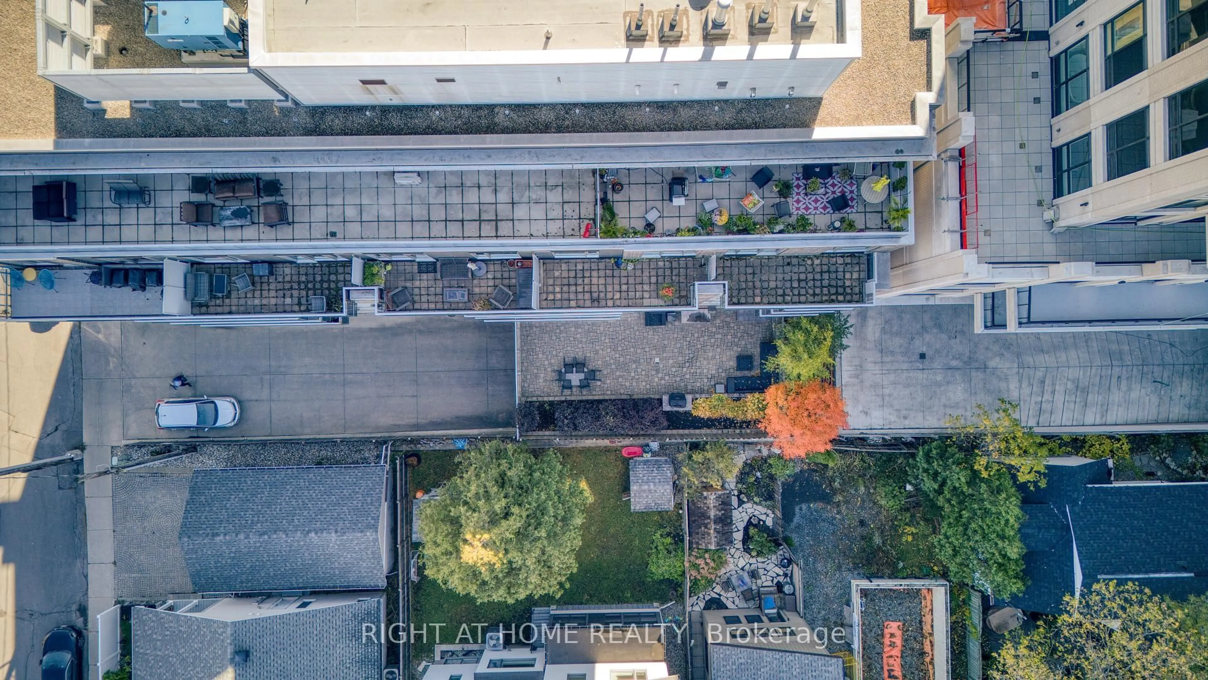 A pic from outside/outdoor area/front of a property/back of a property/a pic from drone, city buildings view from balcony for 1433 Wellington St #Unit #206, Ottawa Ontario K1Y 2X4