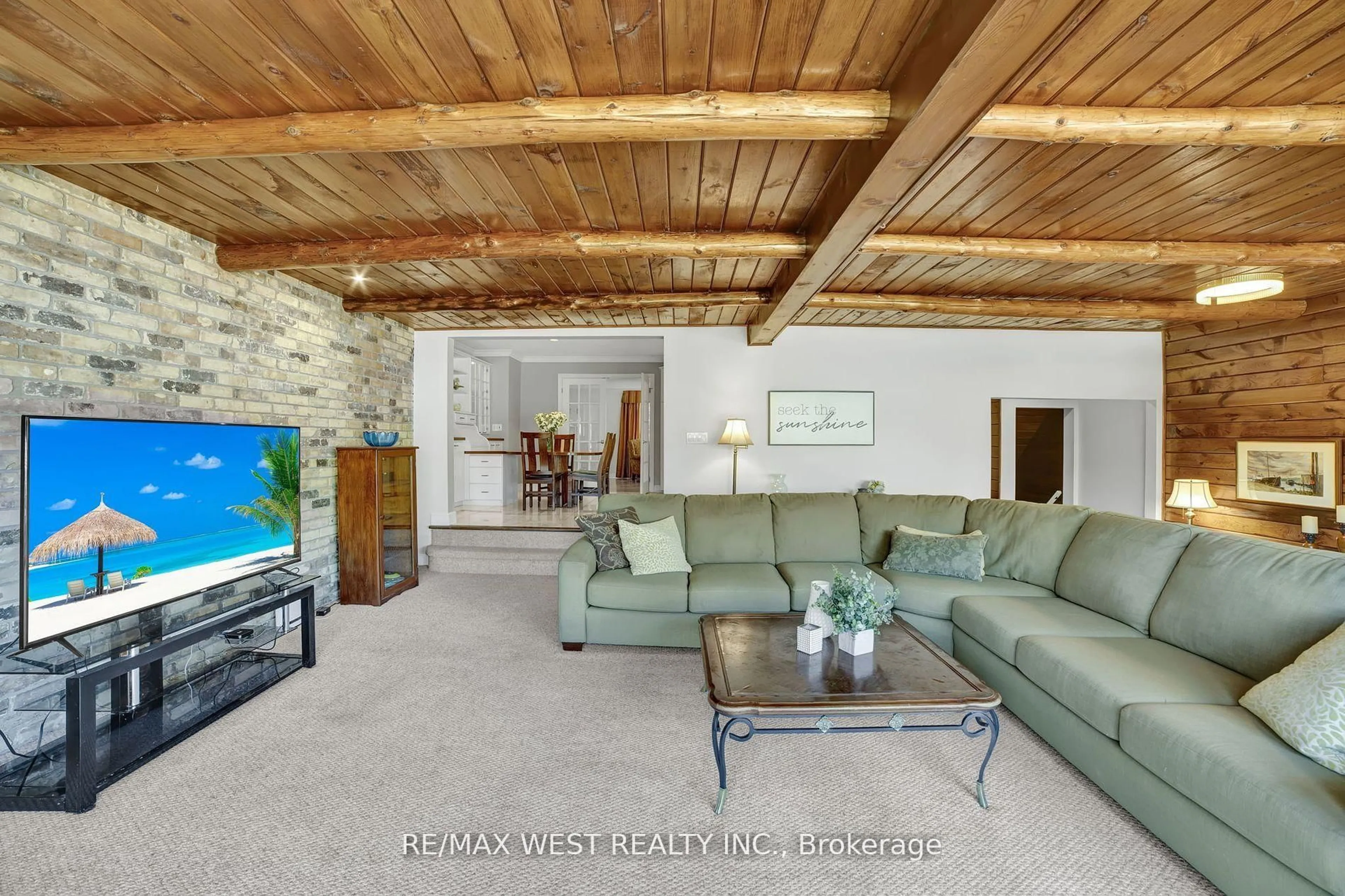 Living room with furniture, unknown for 31 Lower Horning Rd, Hamilton Ontario L8S 3E9