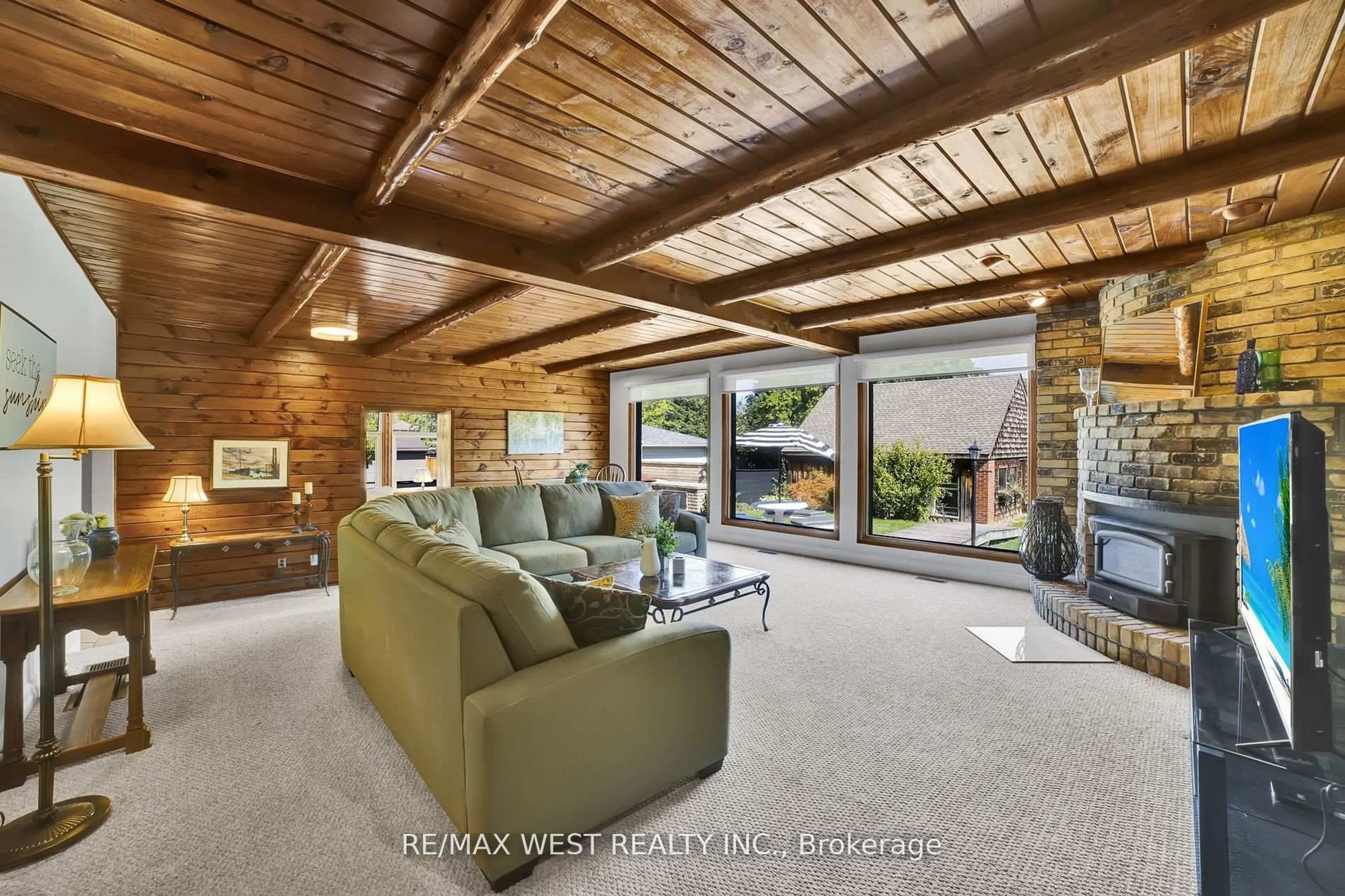 Living room with furniture, unknown for 31 Lower Horning Rd, Hamilton Ontario L8S 3E9