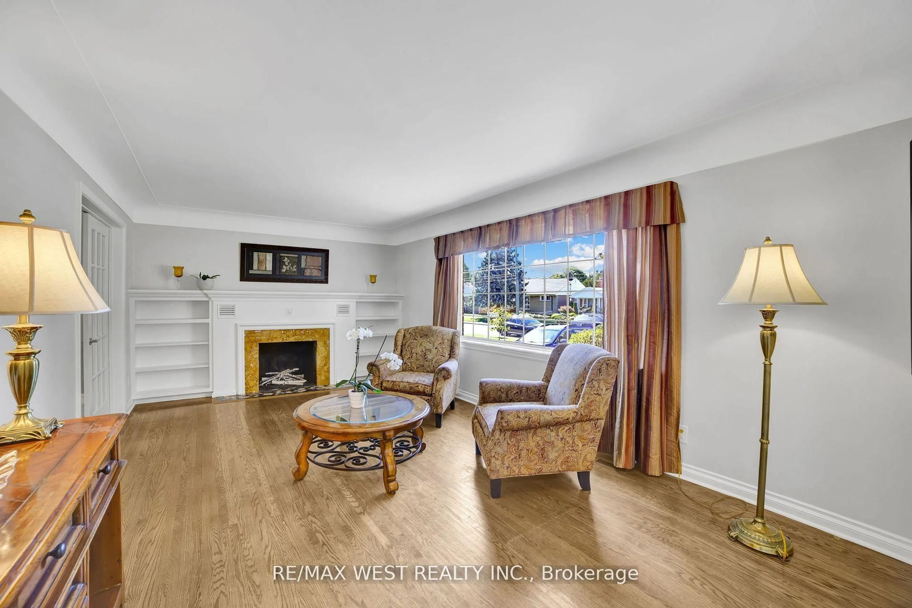 Living room with furniture, wood/laminate floor for 31 Lower Horning Rd, Hamilton Ontario L8S 3E9