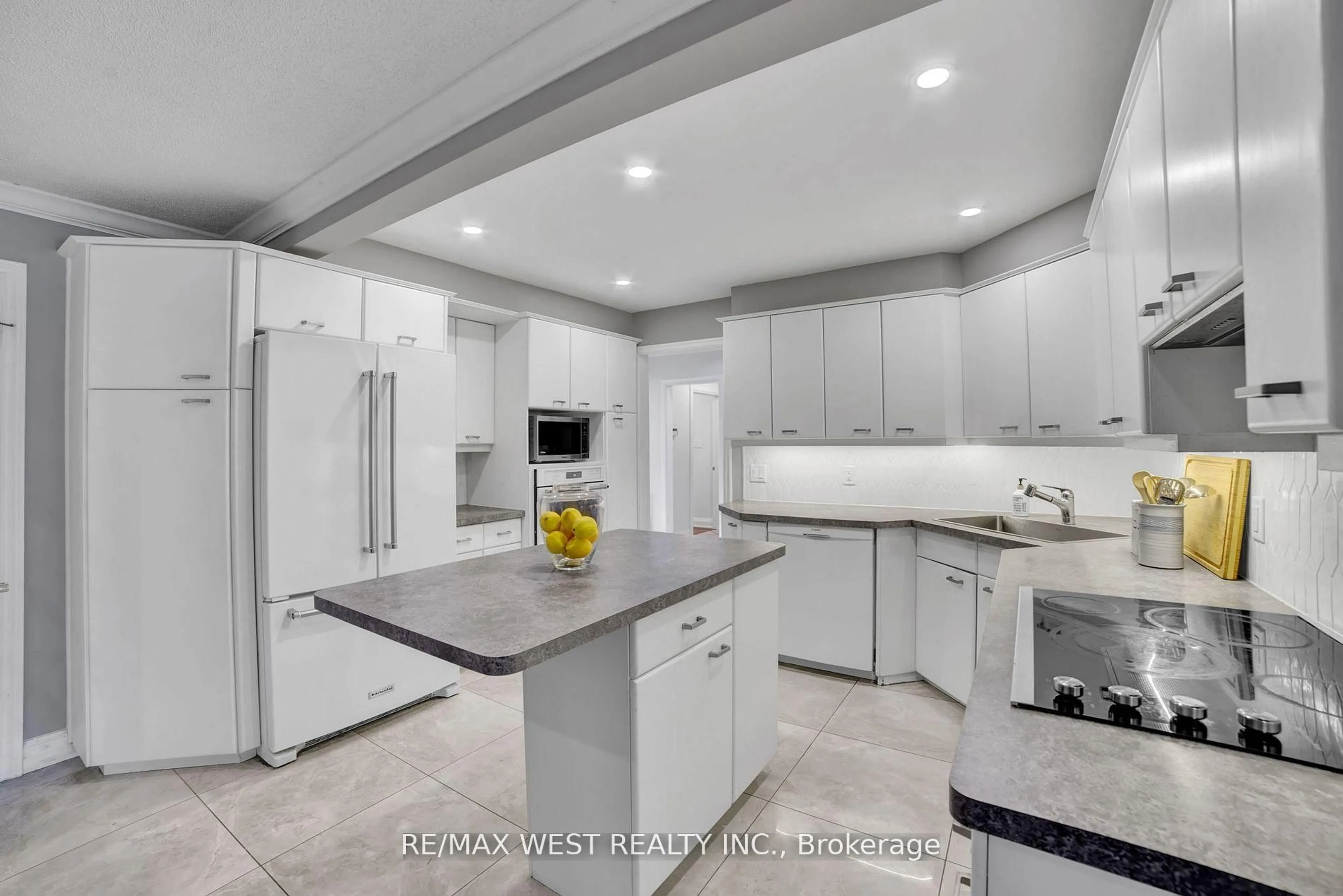 Contemporary kitchen, ceramic/tile floor for 31 Lower Horning Rd, Hamilton Ontario L8S 3E9