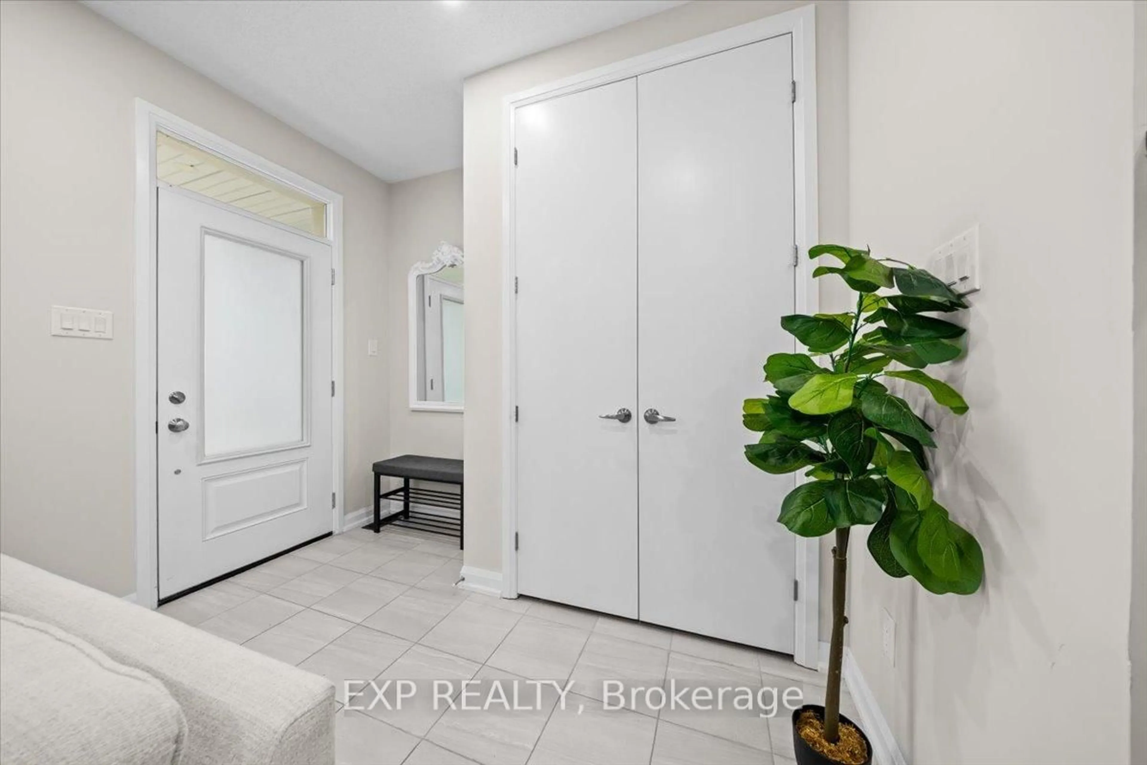 Indoor entryway for 6347 PERTH St, Richmond Ontario K0A 2Z0