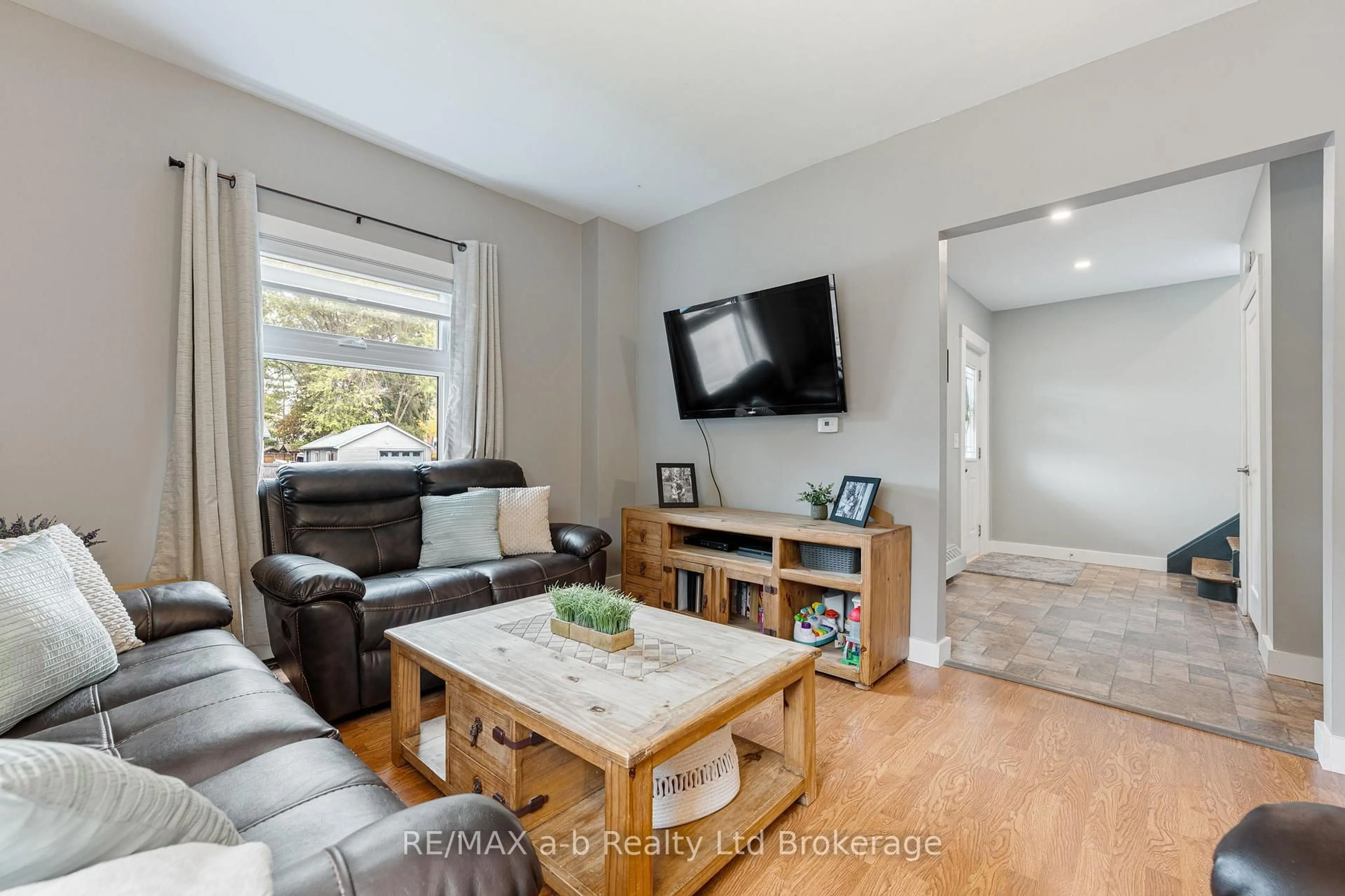 Living room with furniture, wood/laminate floor for 31 Concession St, Tillsonburg Ontario N4G 1R4