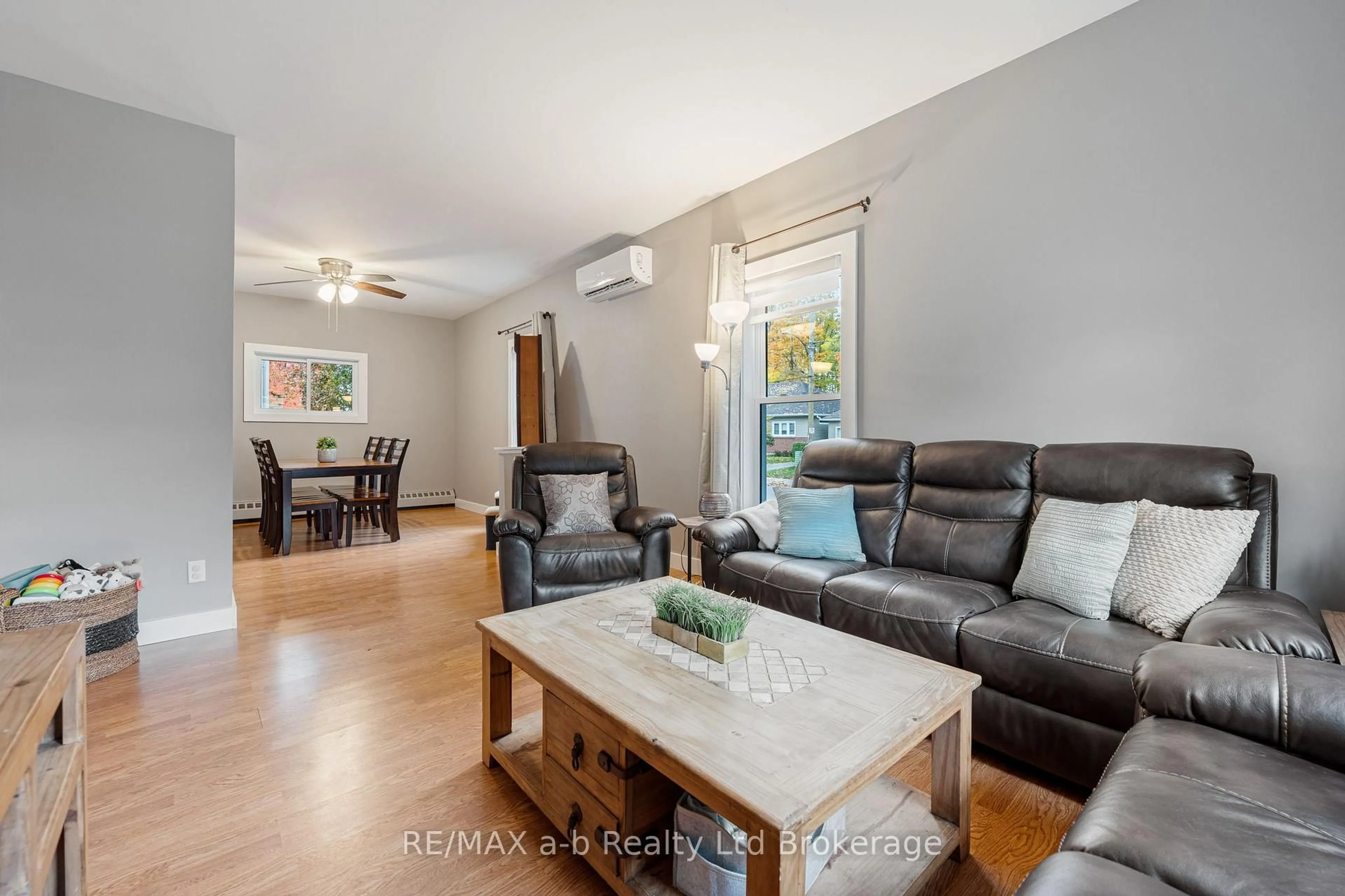 Living room with furniture, unknown for 31 Concession St, Tillsonburg Ontario N4G 1R4