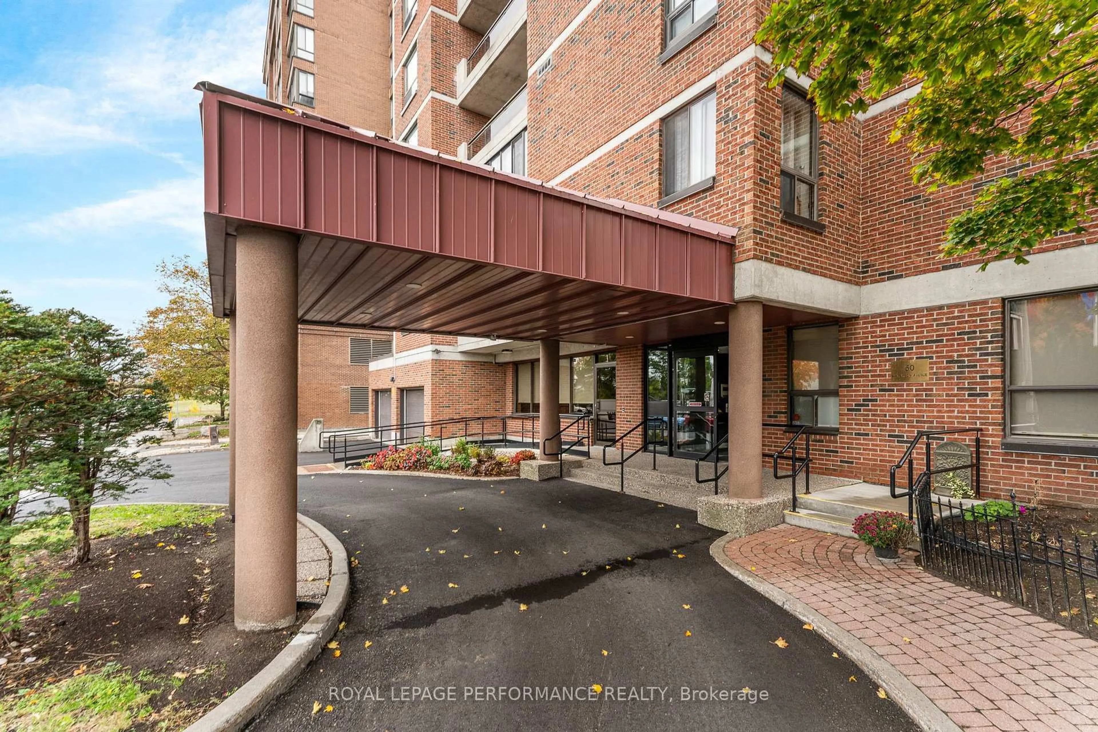 Indoor foyer for 50 Emmerson Ave #304, Ottawa Ontario K1Y 4P7