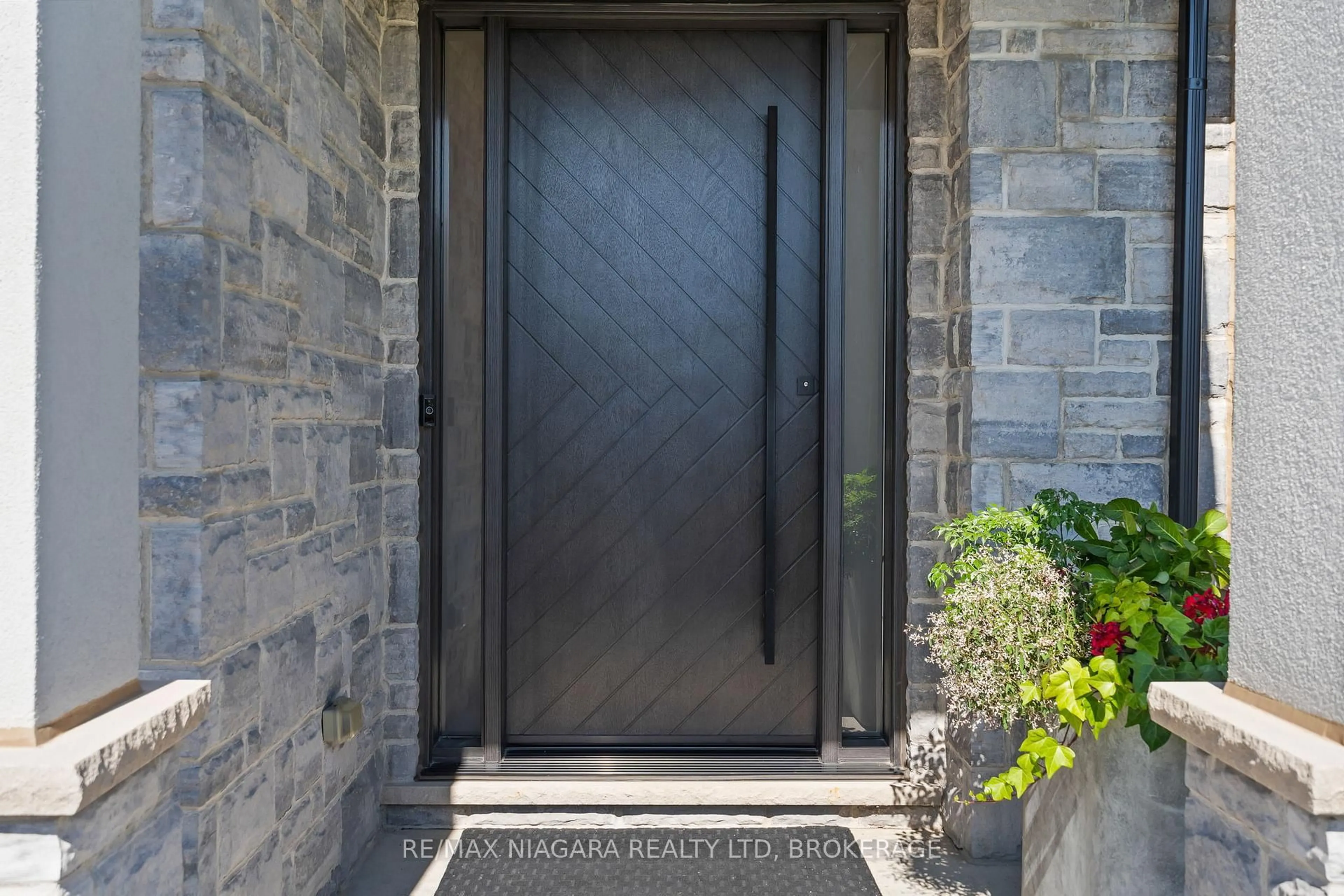 Indoor entryway for 54 Philmori Blvd, Pelham Ontario L0S 1E5
