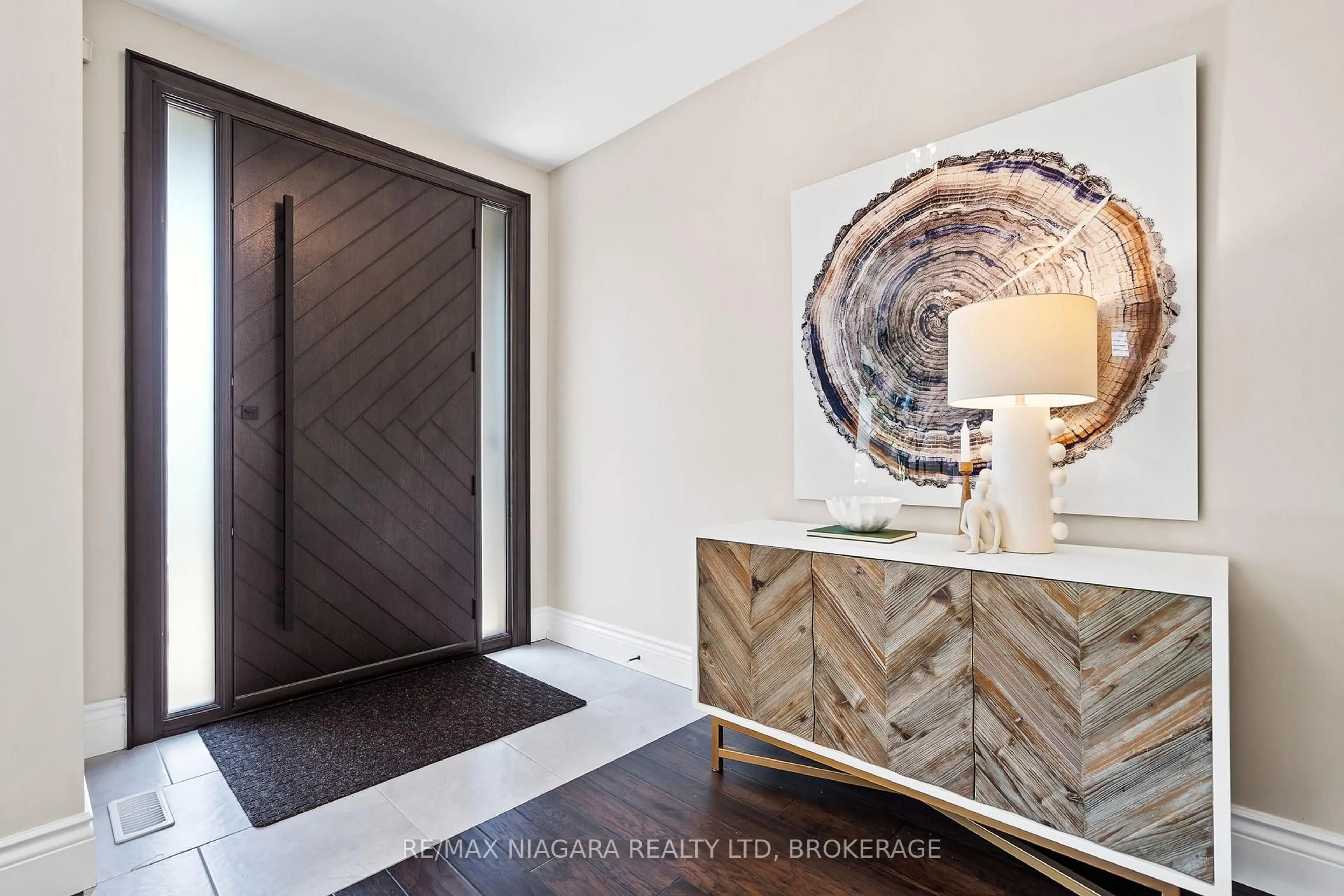 Indoor entryway for 54 Philmori Blvd, Pelham Ontario L0S 1E5