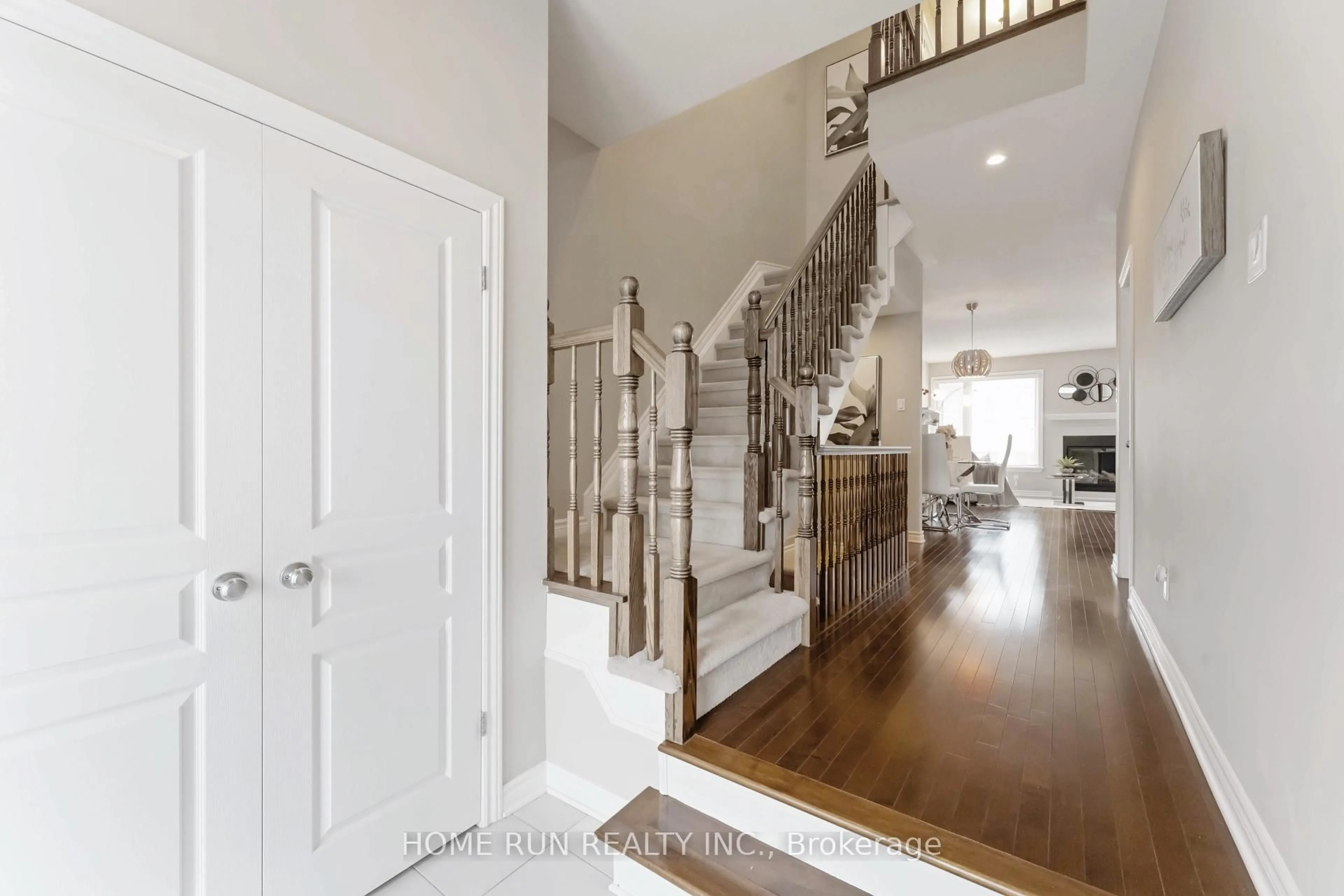 Indoor entryway for 120 Popplewell Cres, Ottawa Ontario K2J 5R3