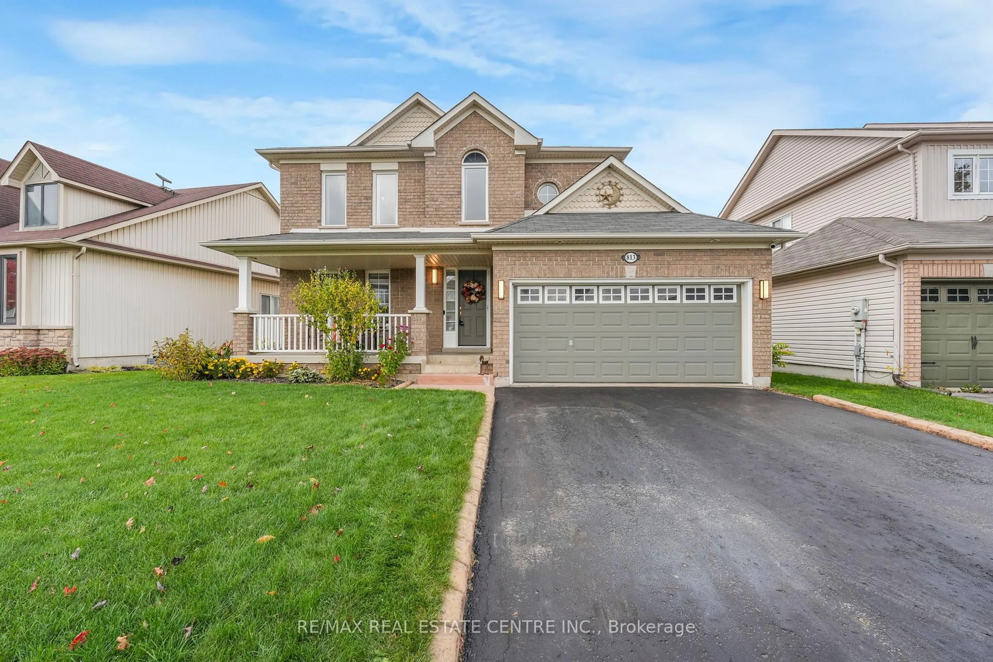 Home with vinyl exterior material, street for 813 Greenwood Cres, Shelburne Ontario L9V 3C8