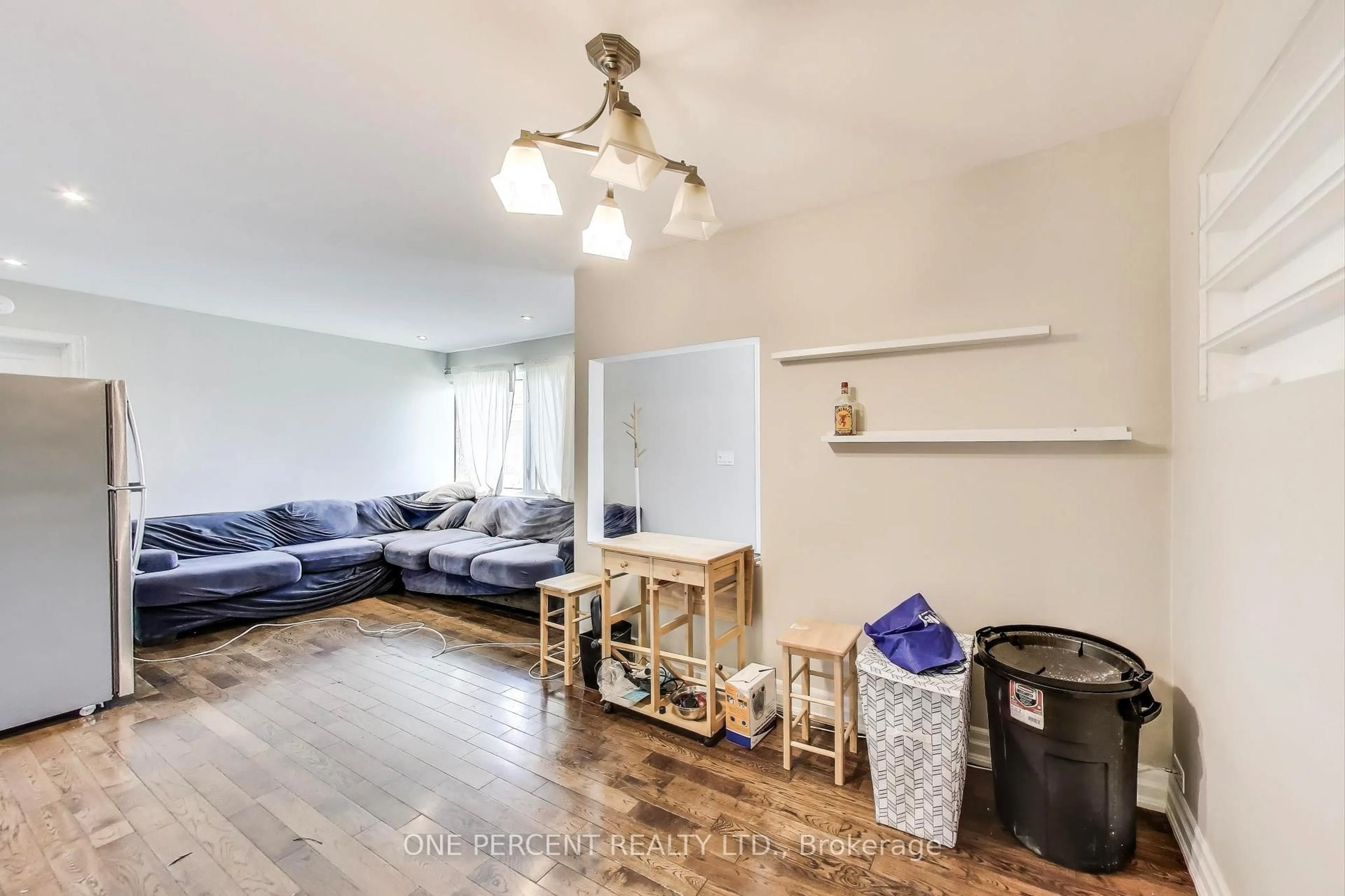 Living room with furniture, unknown for 68 Harold Crt, Hamilton Ontario L8S 2R9