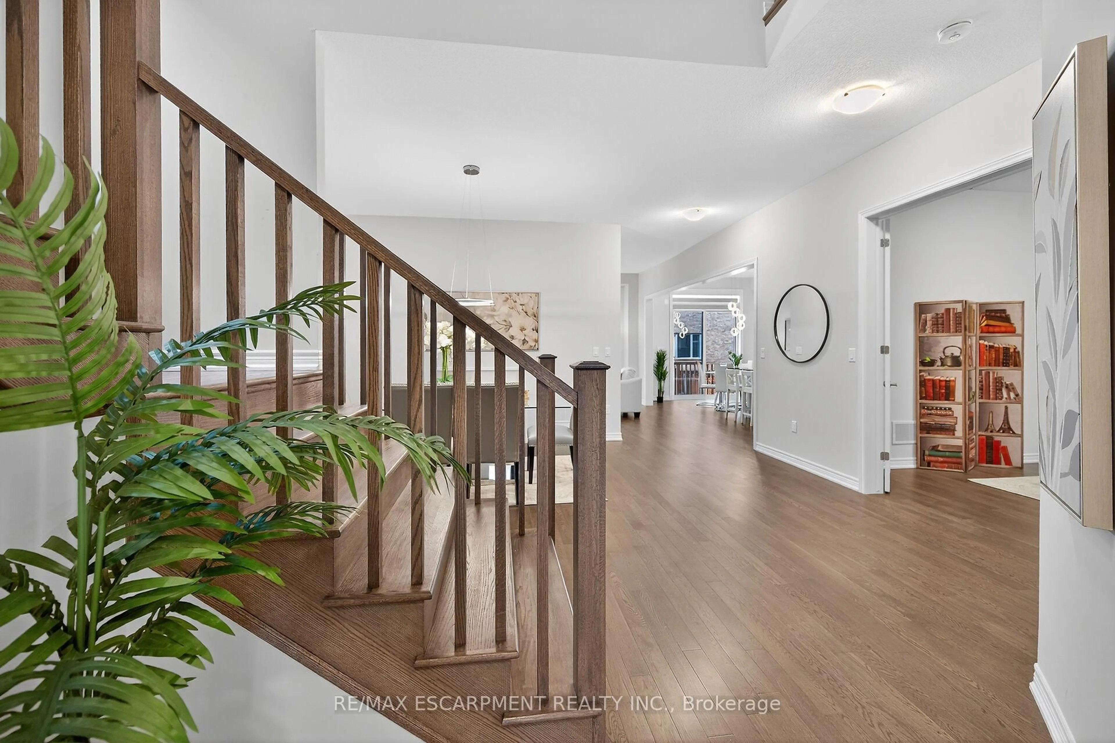 Indoor foyer for 67 Starfire Cres, Hamilton Ontario L8E 0K8