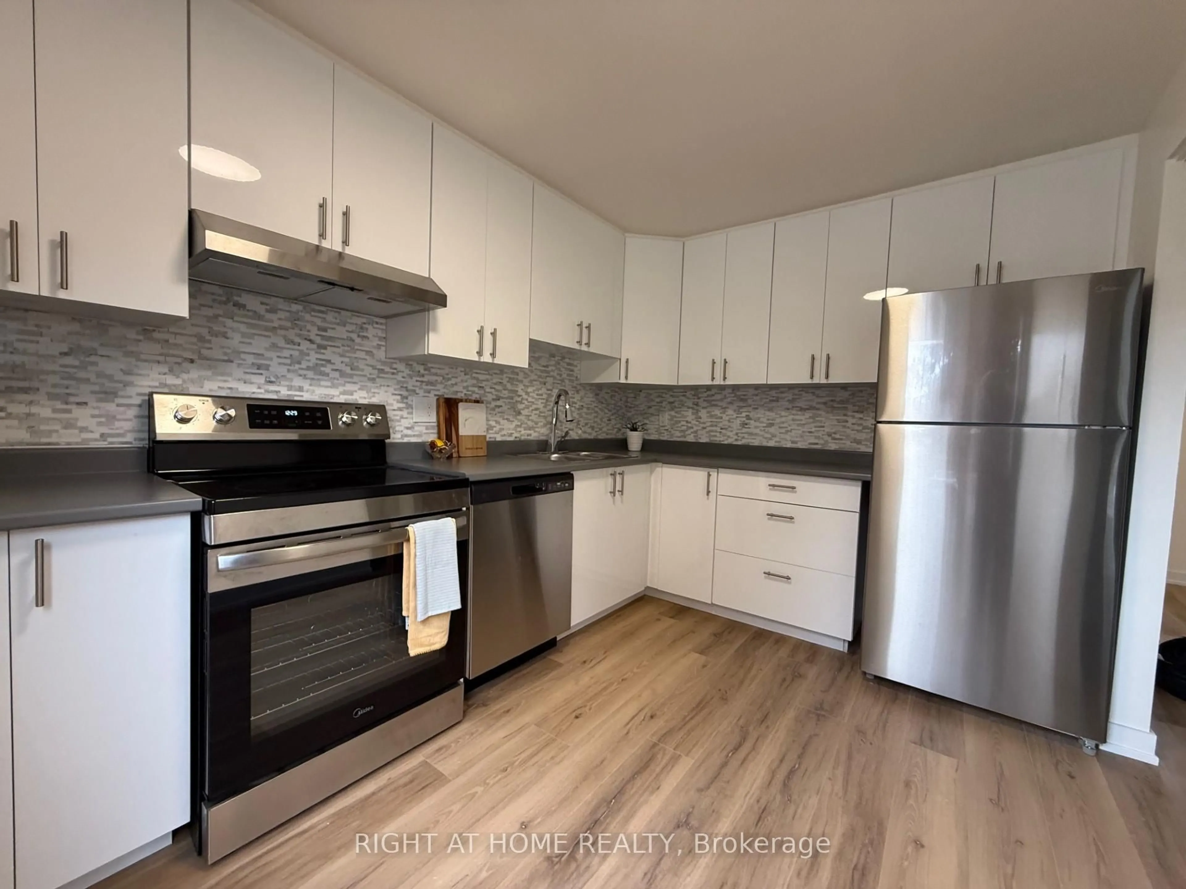 Standard kitchen, unknown for 2311 Stonehenge Cres, Ottawa Ontario K1B 4N7