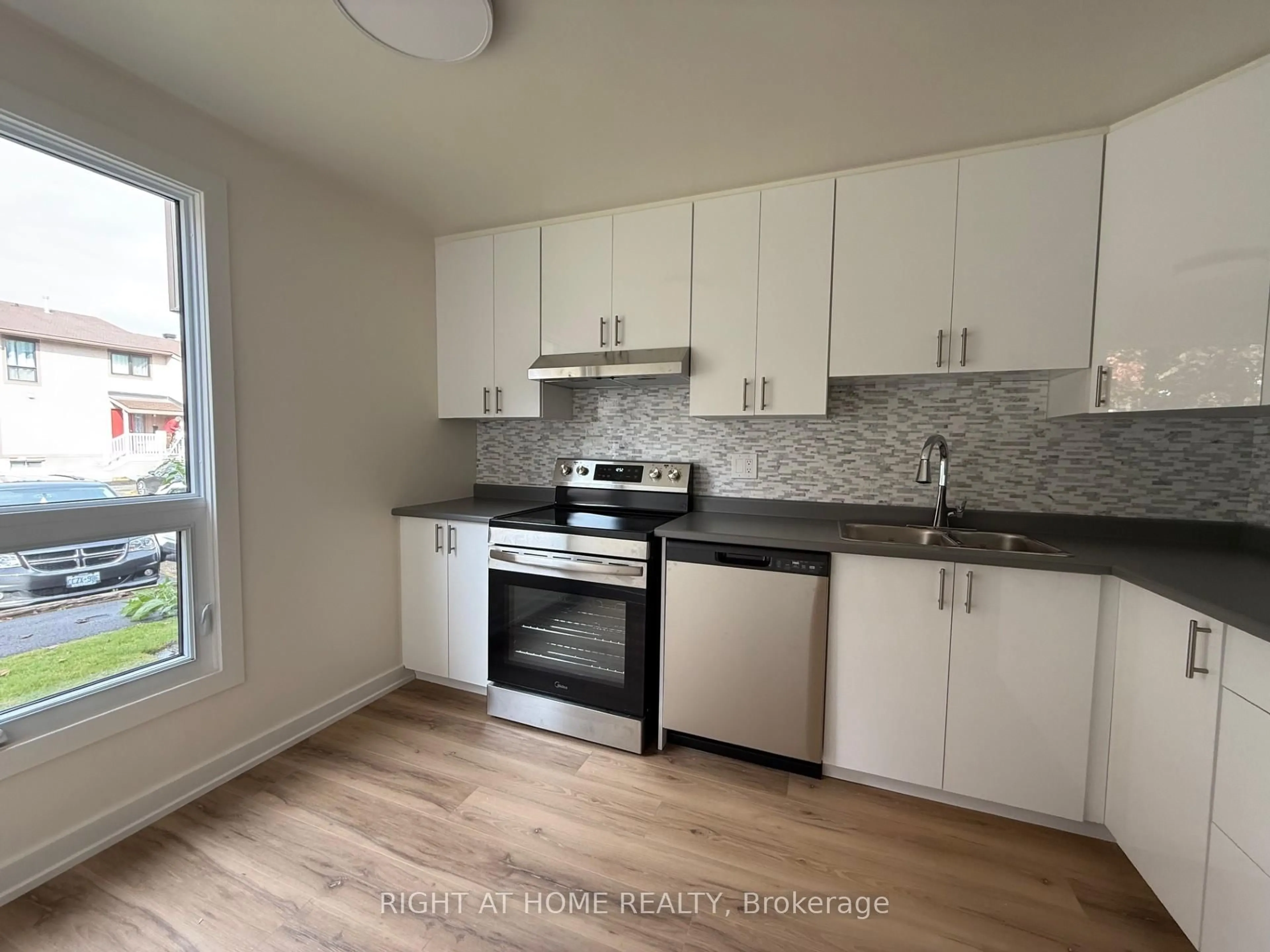 Standard kitchen, wood/laminate floor for 2311 Stonehenge Cres, Ottawa Ontario K1B 4N7