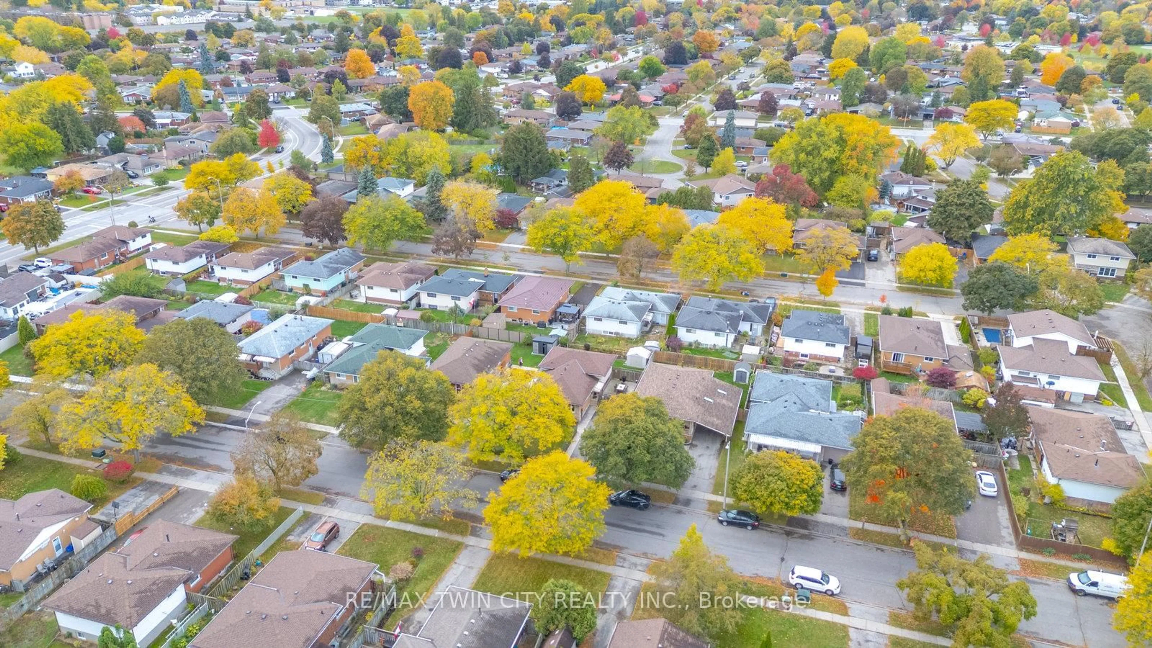 A pic from outside/outdoor area/front of a property/back of a property/a pic from drone, street for 42 Palm Cres, Brantford Ontario N3R 5G2