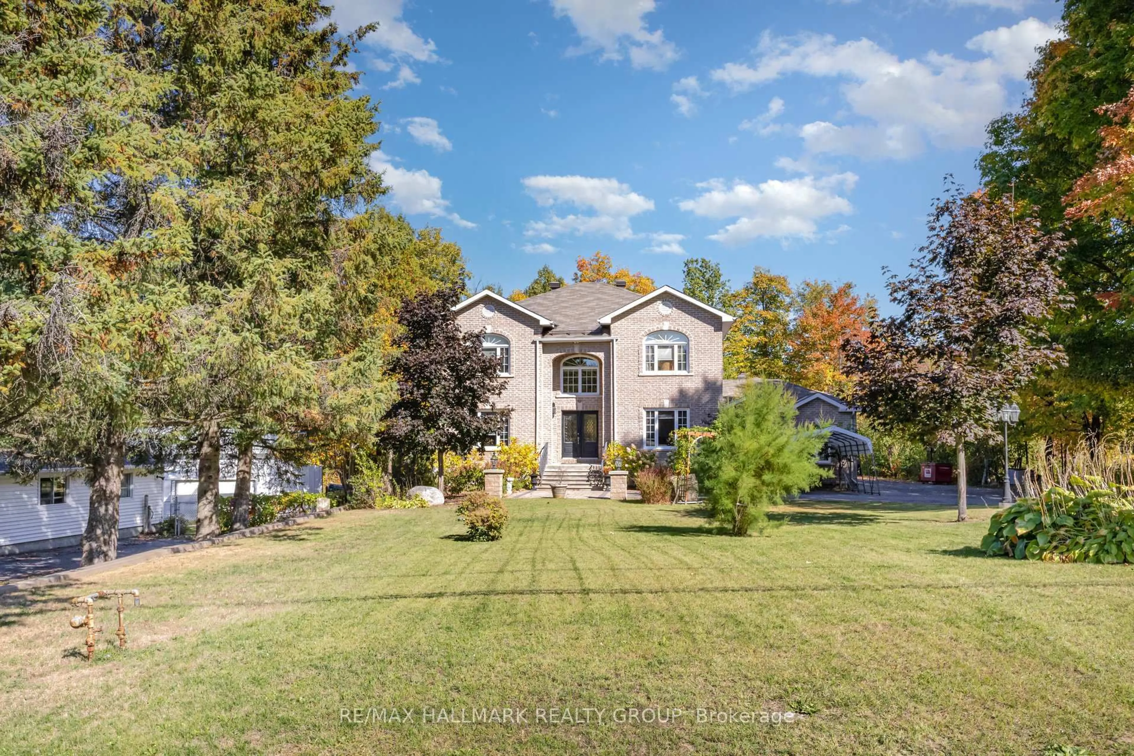 A pic from outside/outdoor area/front of a property/back of a property/a pic from drone, unknown for 4633 Albion Rd, Ottawa Ontario K1X 1A4