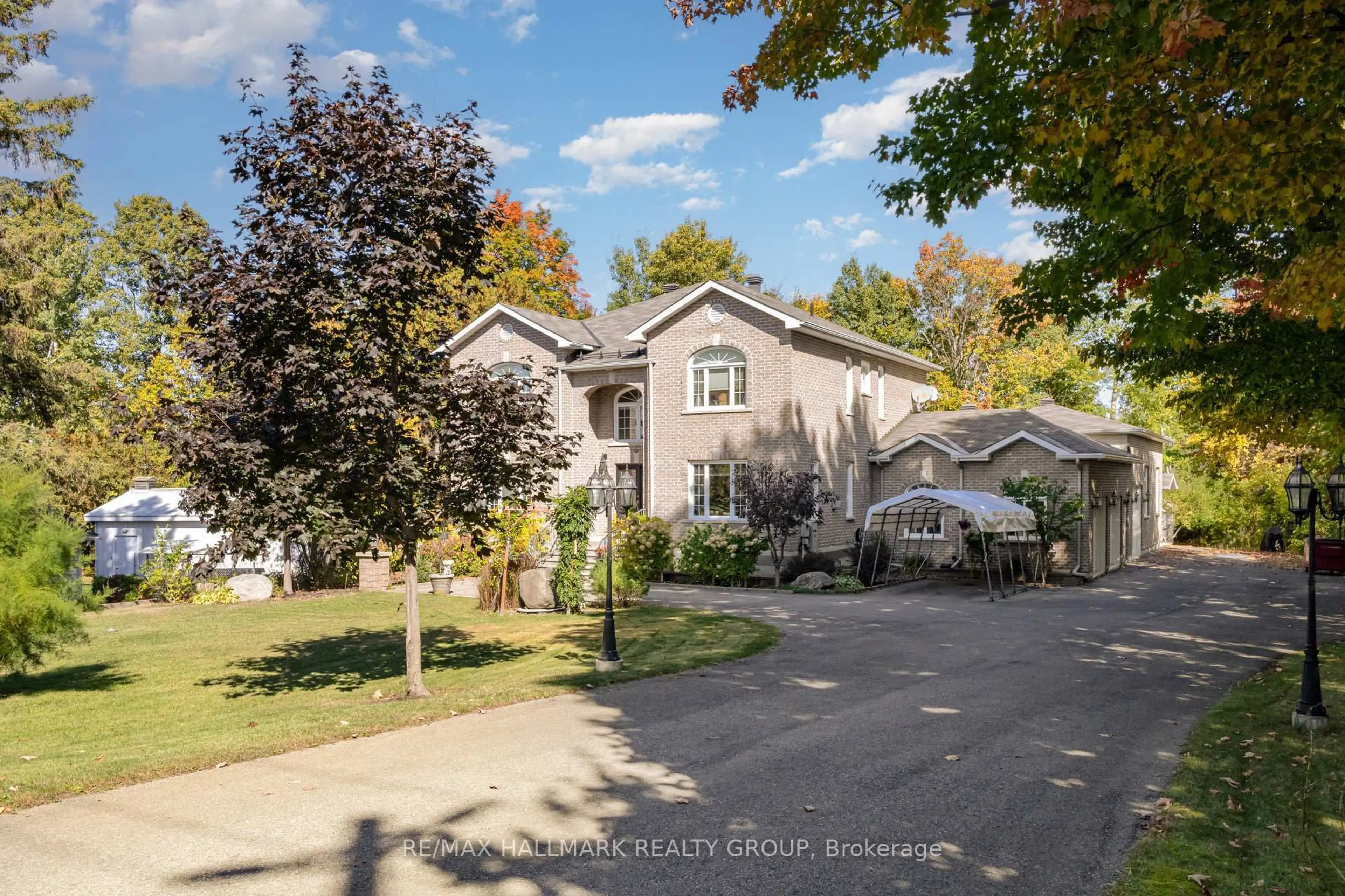 A pic from outside/outdoor area/front of a property/back of a property/a pic from drone, street for 4633 Albion Rd, Ottawa Ontario K1X 1A4