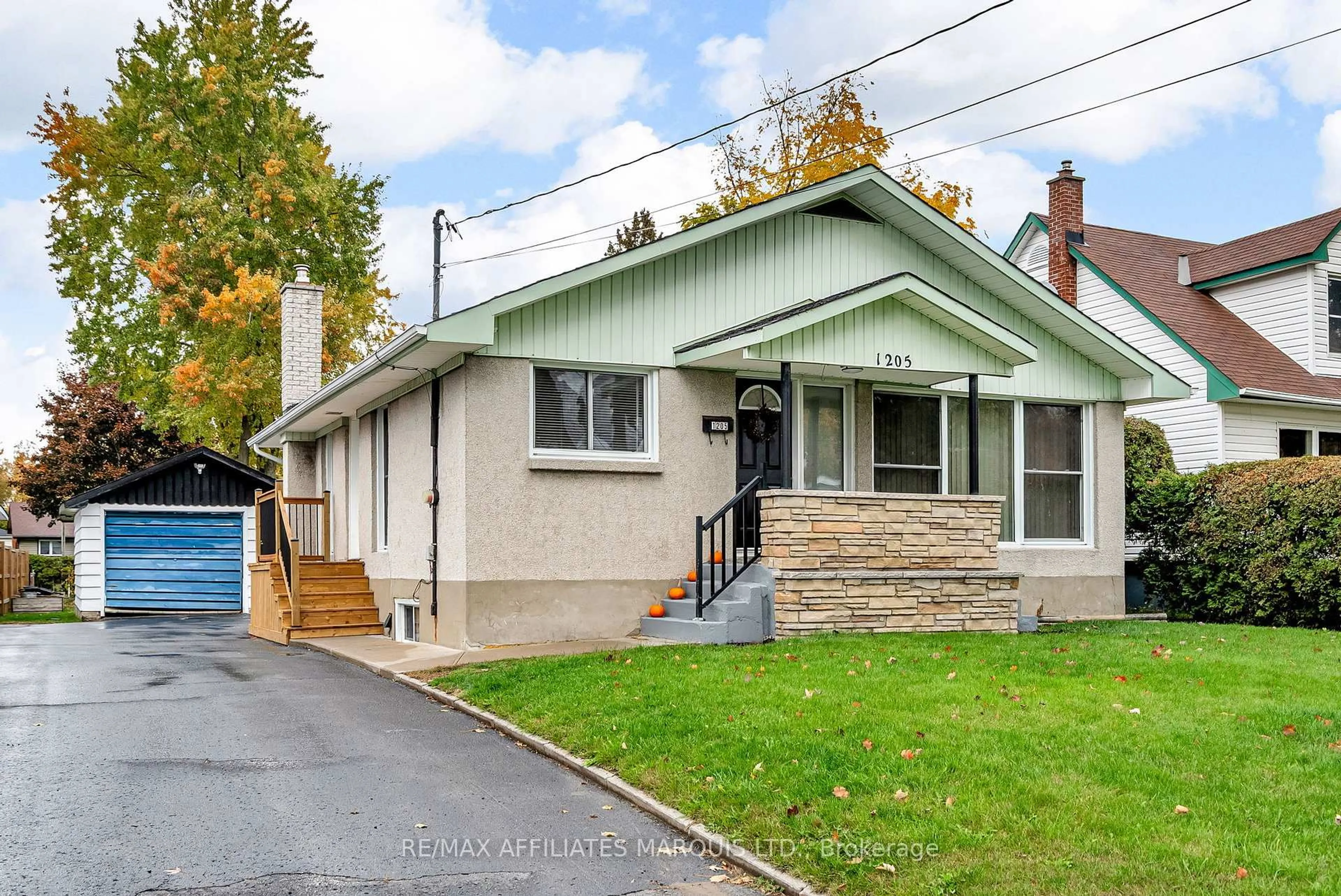Home with vinyl exterior material, street for 1205 Osborne Ave, Cornwall Ontario K6J 1L2