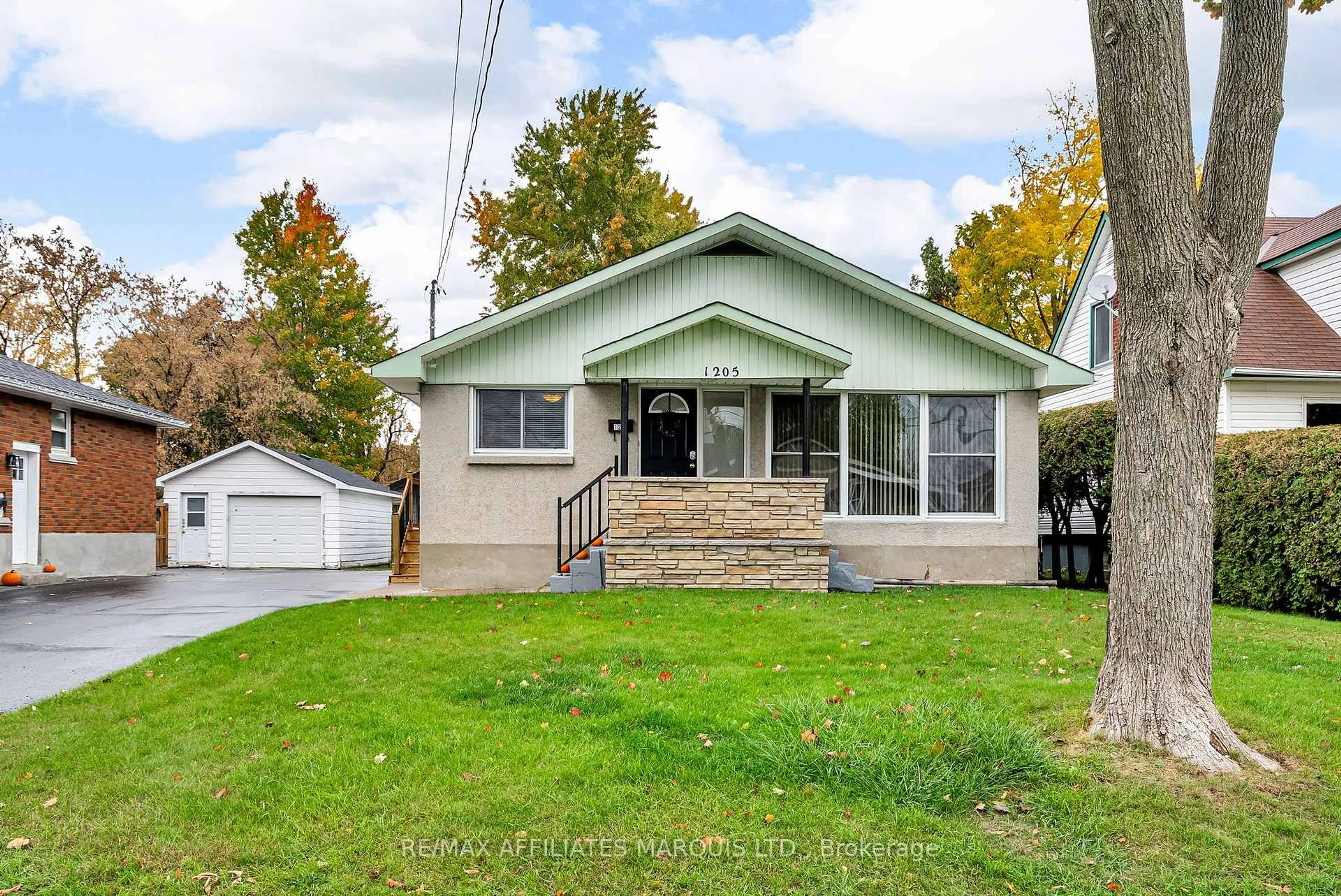 Home with vinyl exterior material, street for 1205 Osborne Ave, Cornwall Ontario K6J 1L2