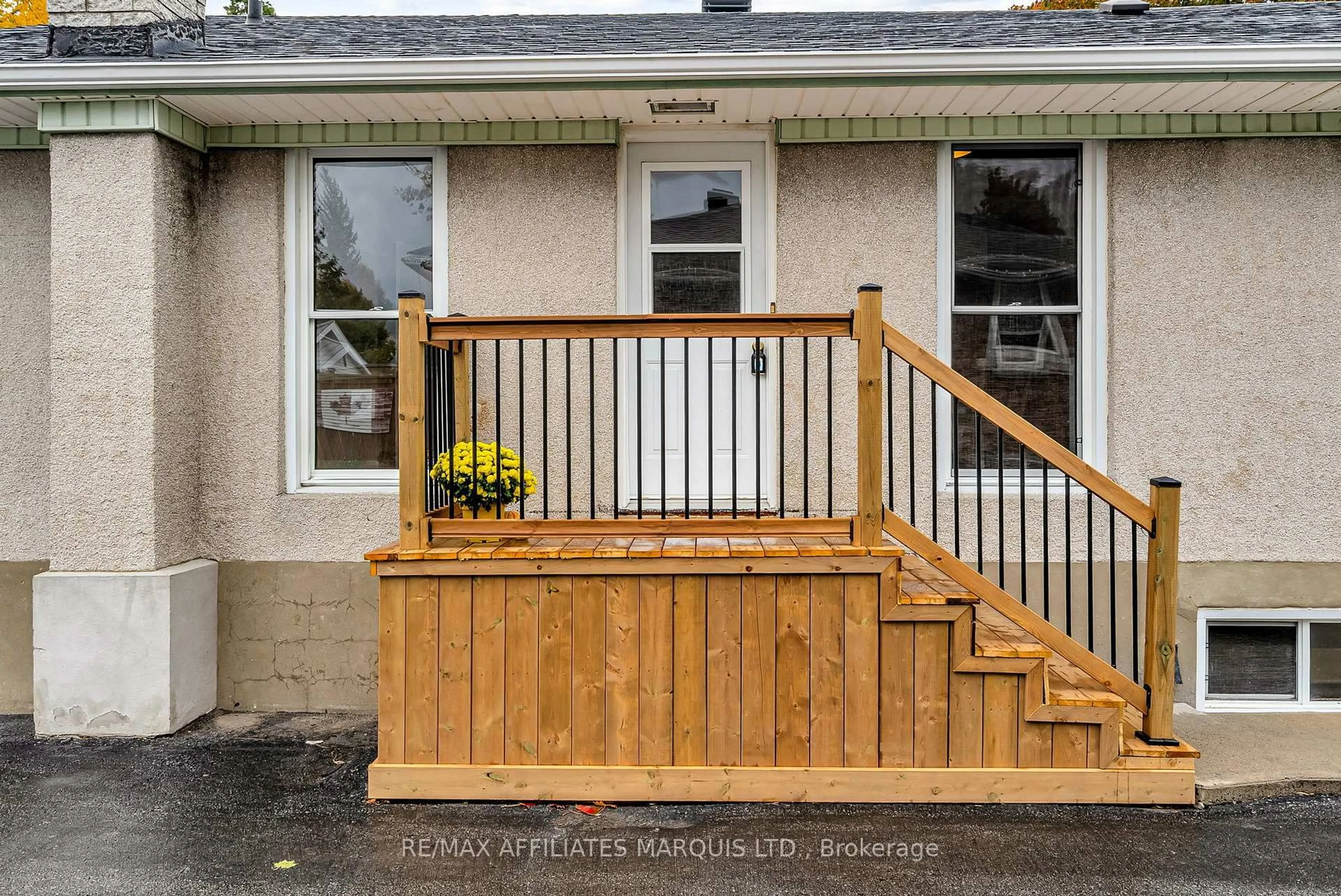 Patio, street for 1205 Osborne Ave, Cornwall Ontario K6J 1L2