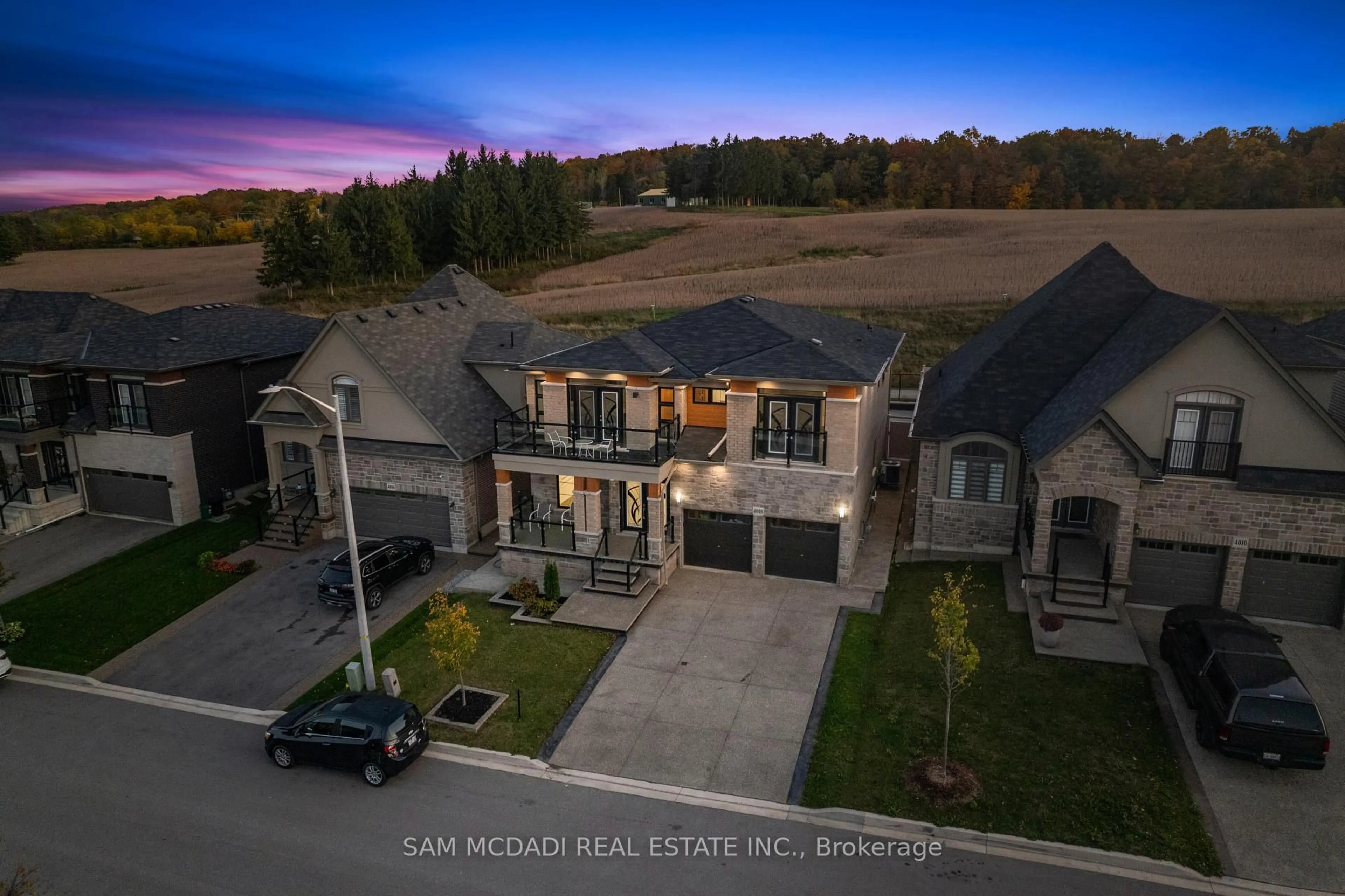 A pic from outside/outdoor area/front of a property/back of a property/a pic from drone, street for 4008 Highland Park Dr, Lincoln Ontario L3J 0T1