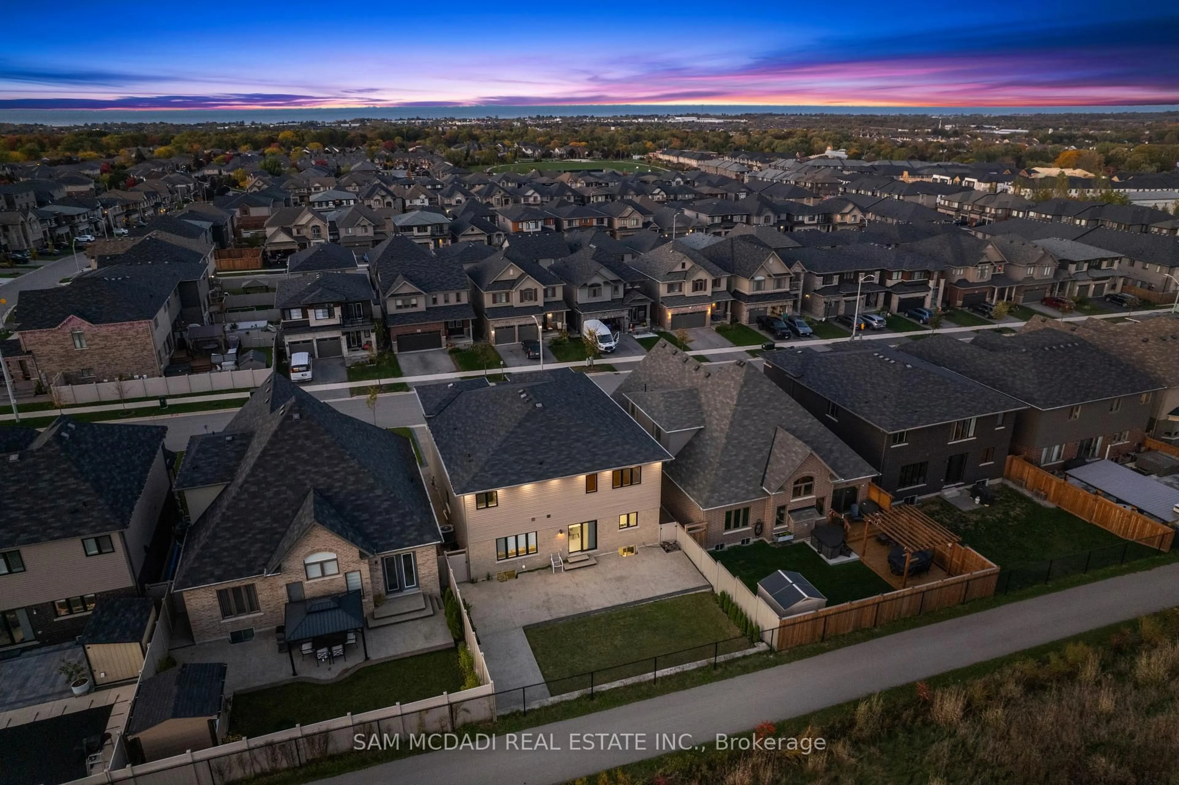 A pic from outside/outdoor area/front of a property/back of a property/a pic from drone, unknown for 4008 Highland Park Dr, Lincoln Ontario L3J 0T1