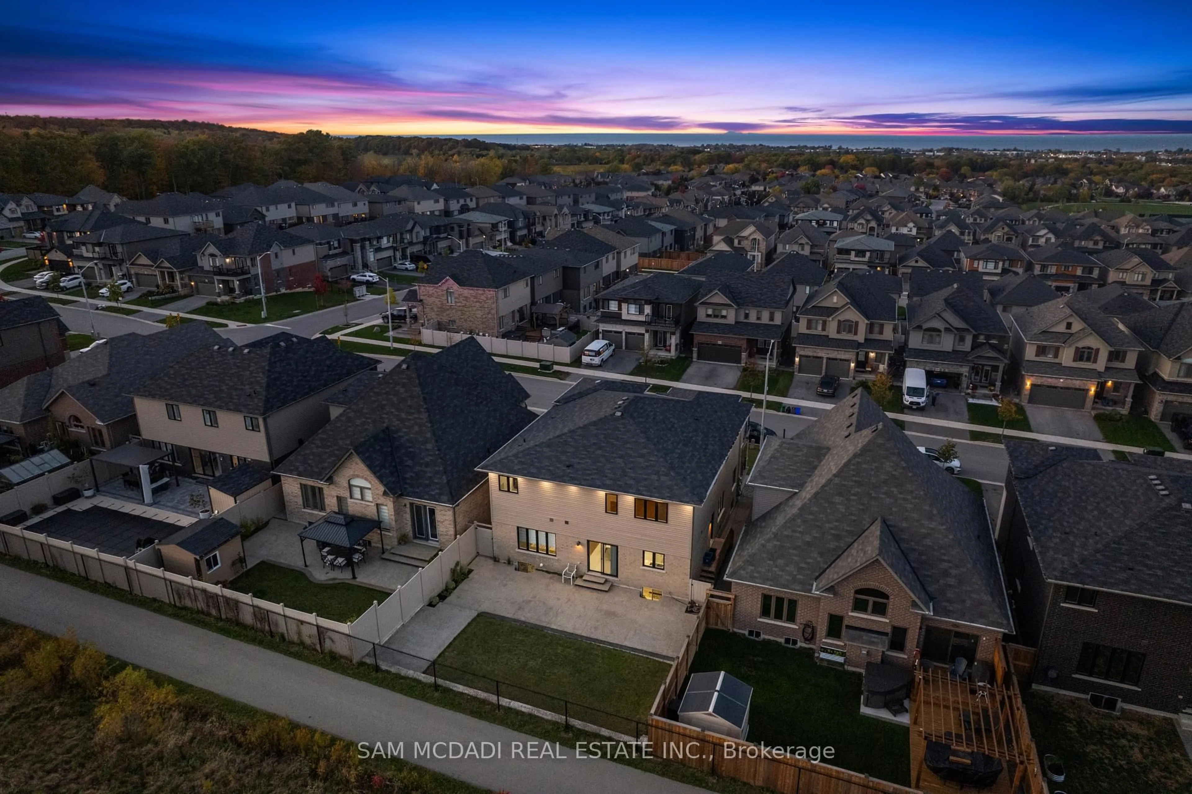A pic from outside/outdoor area/front of a property/back of a property/a pic from drone, unknown for 4008 Highland Park Dr, Lincoln Ontario L3J 0T1