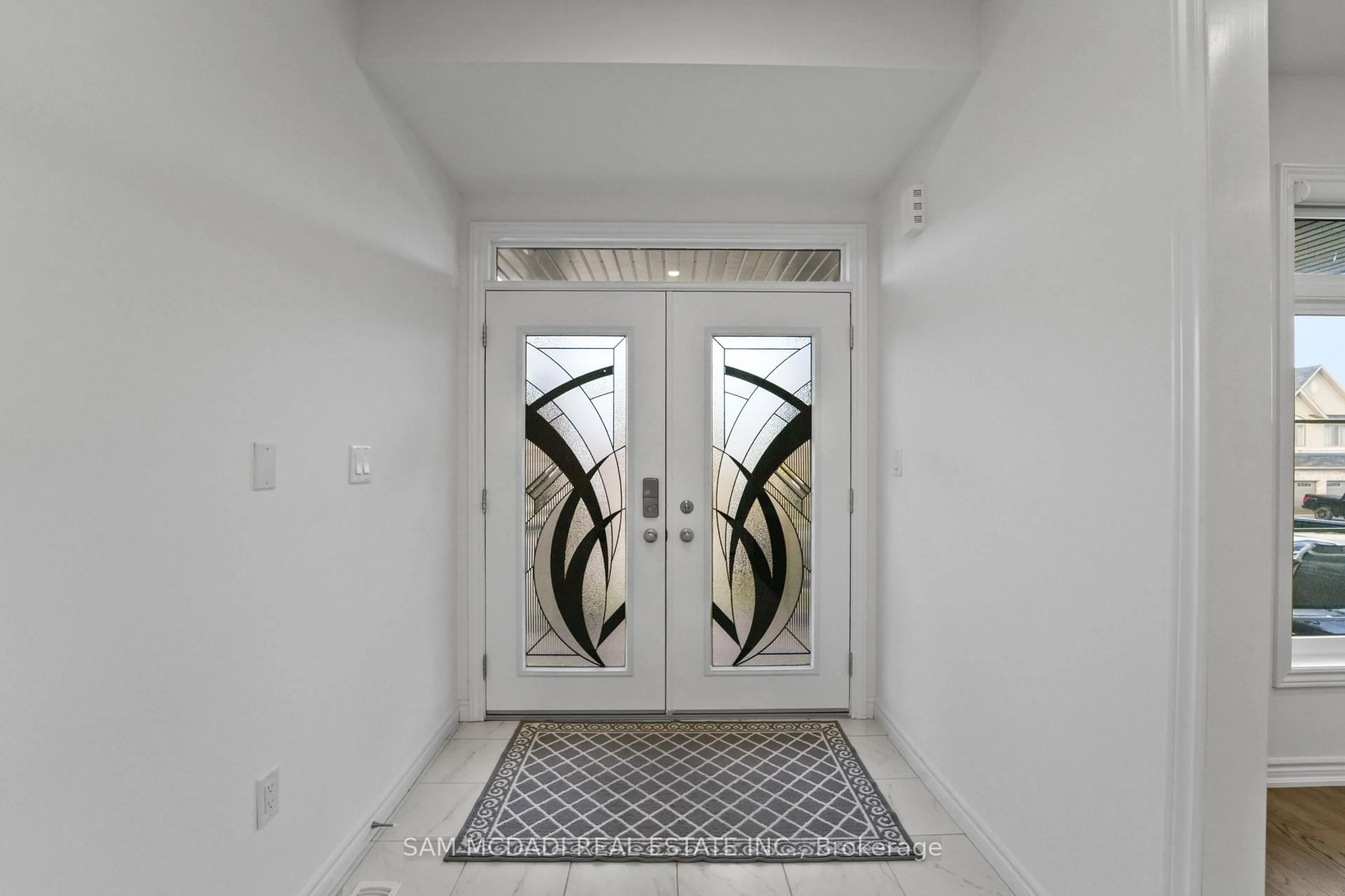 Indoor entryway for 4008 Highland Park Dr, Lincoln Ontario L3J 0T1
