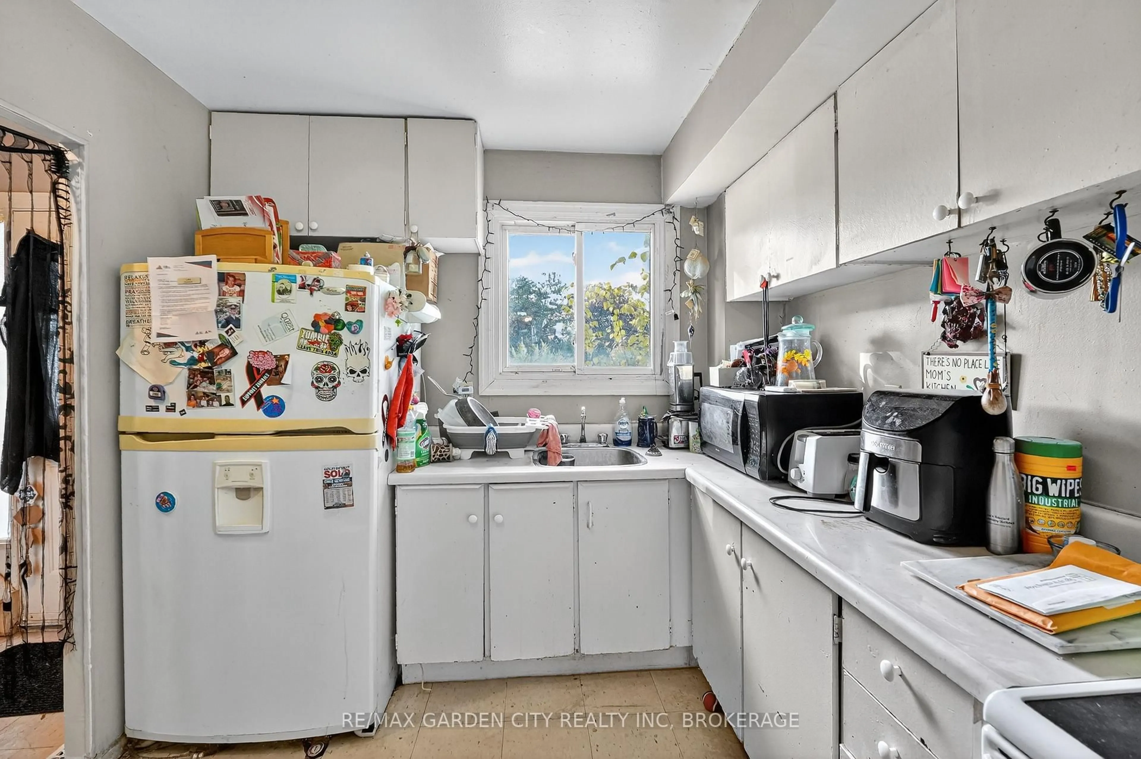 Standard kitchen, unknown for 17 Old Pine Tr #133, St. Catharines Ontario L2M 6P9