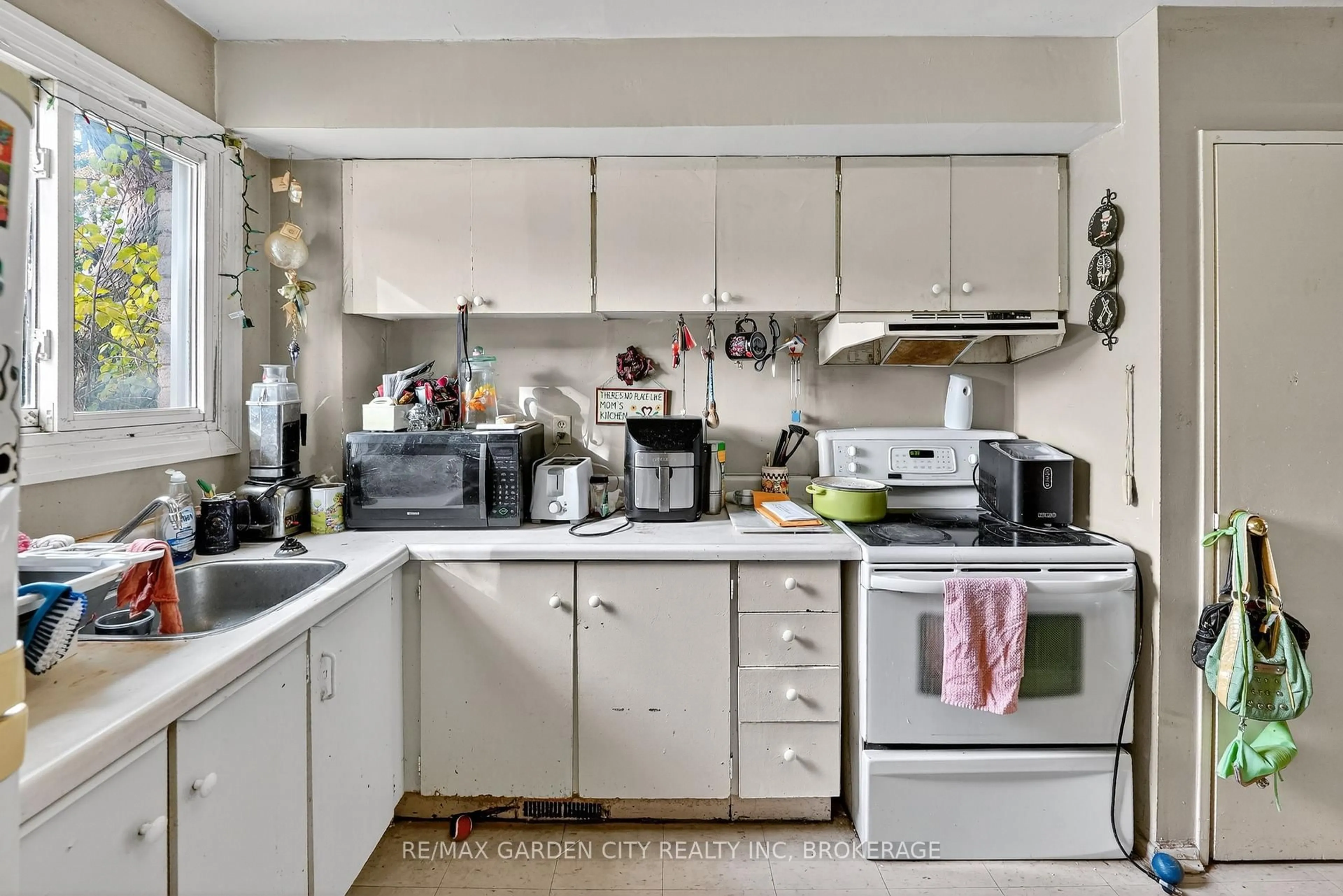 Standard kitchen, unknown for 17 Old Pine Tr #133, St. Catharines Ontario L2M 6P9