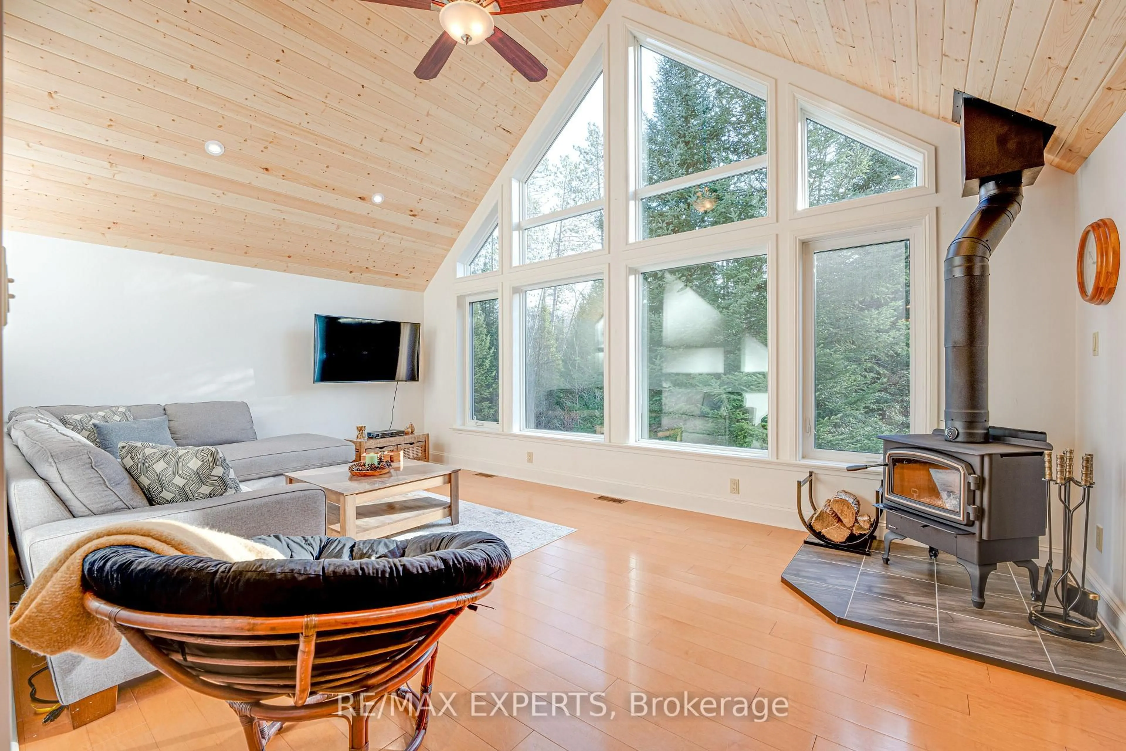 Living room with furniture, wood/laminate floor for 1216 Miriam Dr, Bracebridge Ontario P1L 1X1