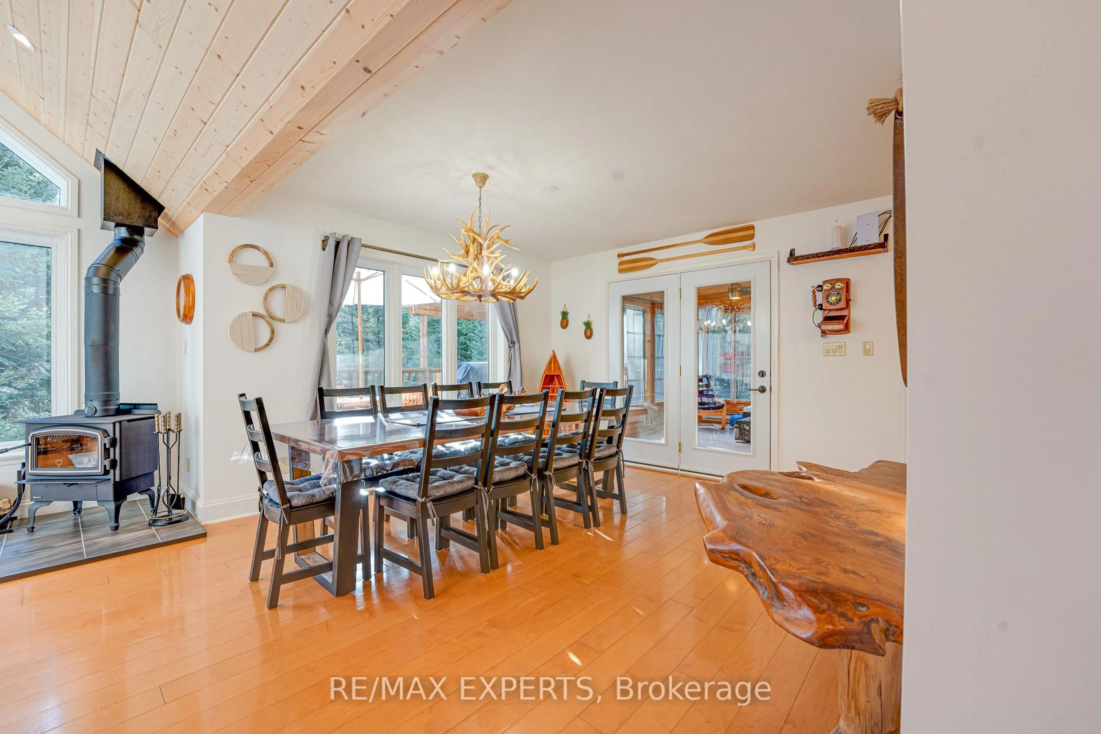 Dining room, wood/laminate floor for 1216 Miriam Dr, Bracebridge Ontario P1L 1X1