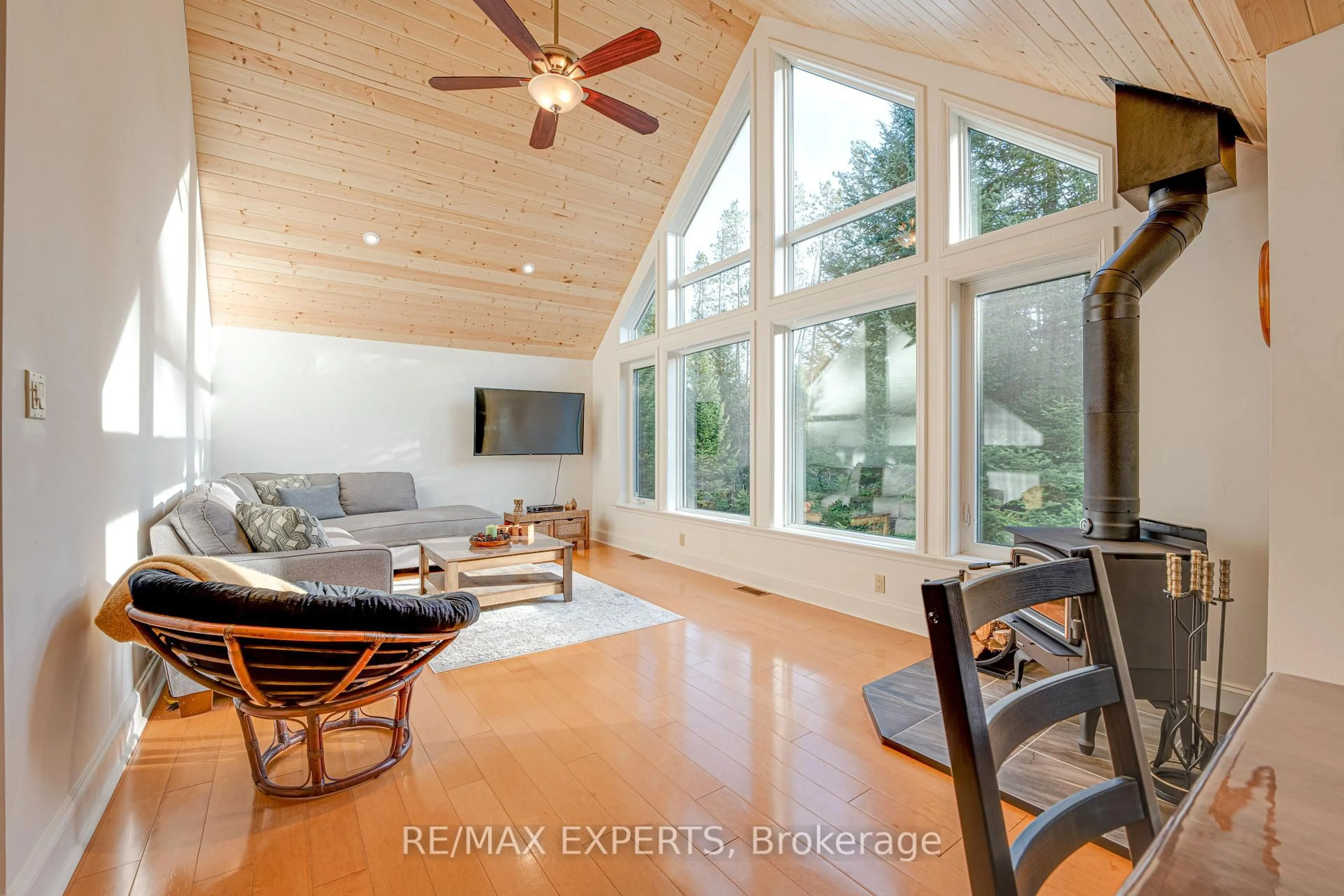 Living room with furniture, wood/laminate floor for 1216 Miriam Dr, Bracebridge Ontario P1L 1X1