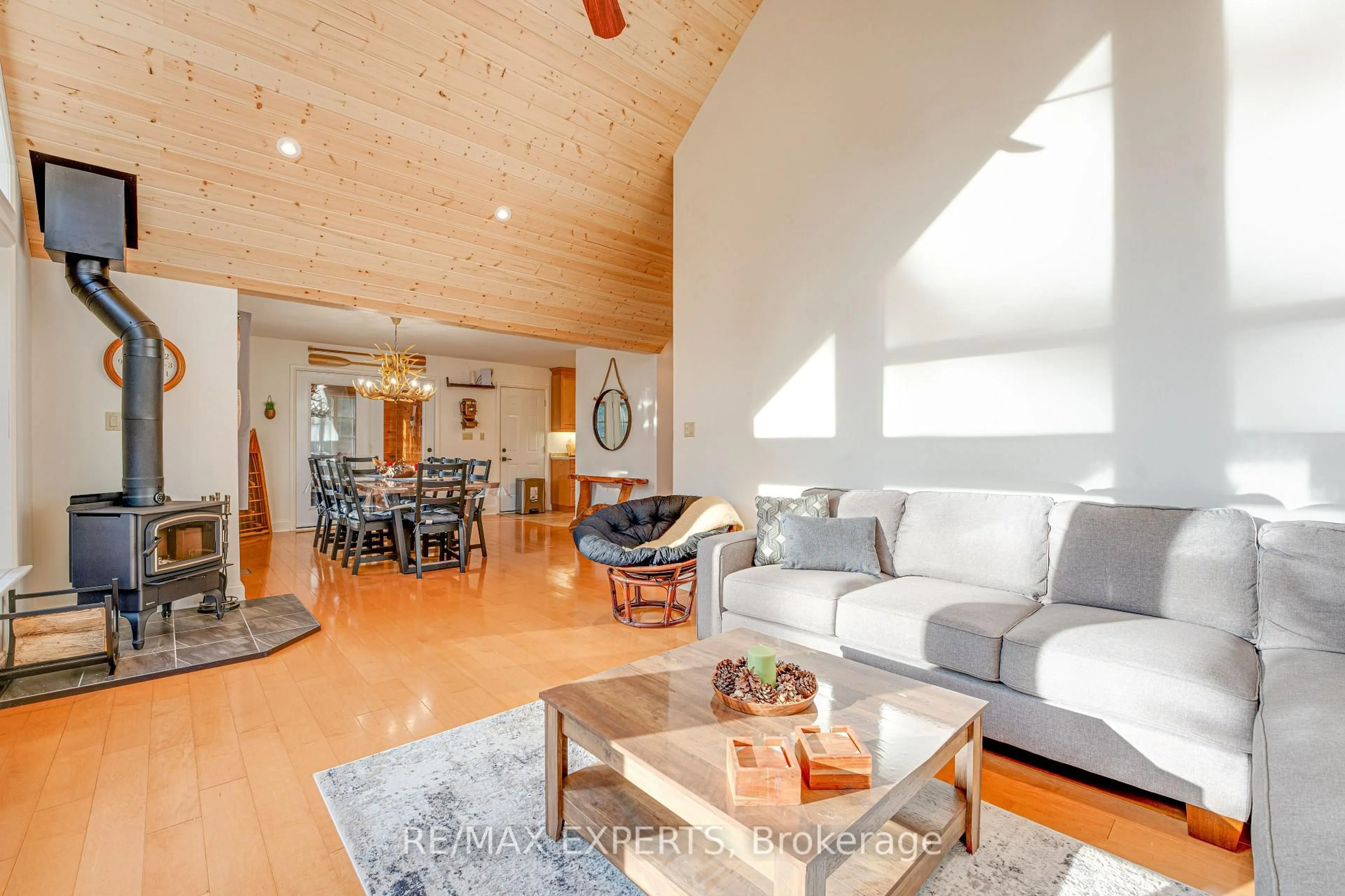 Living room with furniture, wood/laminate floor for 1216 Miriam Dr, Bracebridge Ontario P1L 1X1