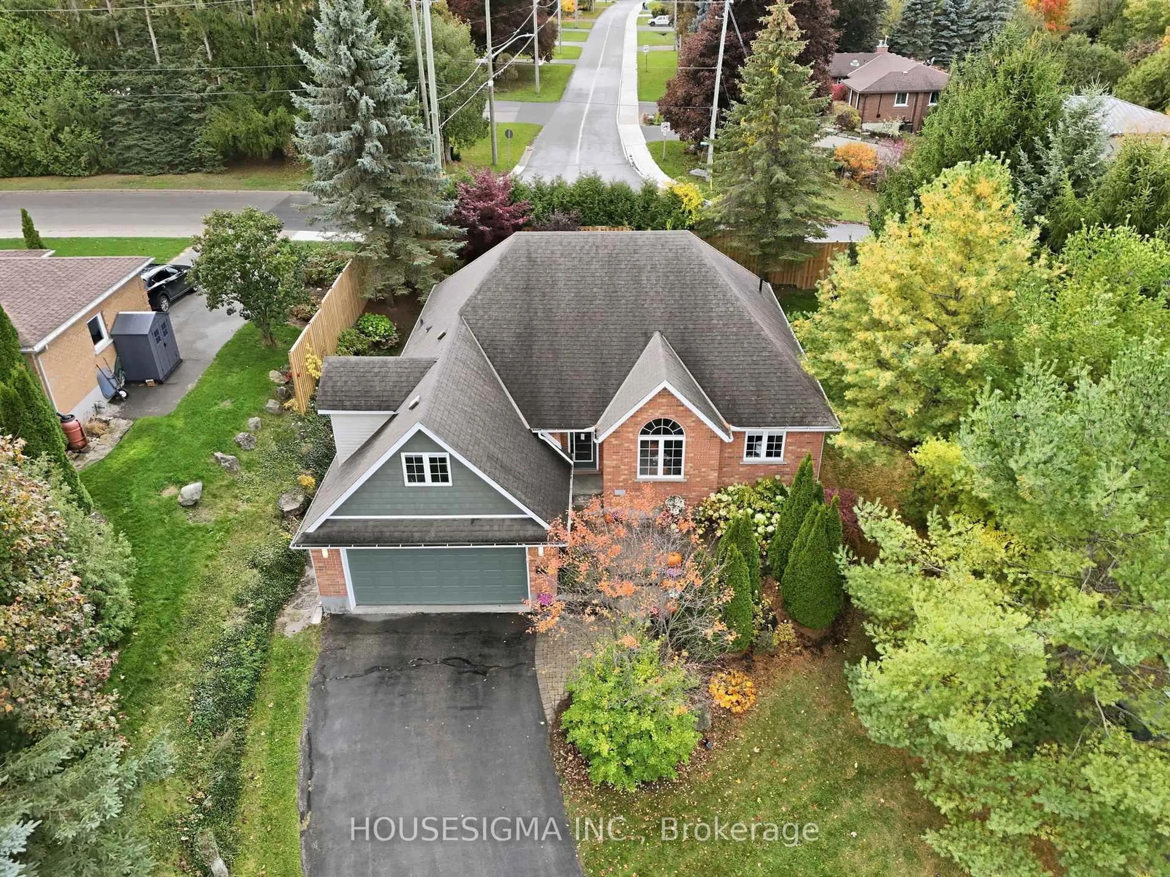 A pic from outside/outdoor area/front of a property/back of a property/a pic from drone, street for 32 Dickinson Crt, Centre Wellington Ontario N0B 1S0