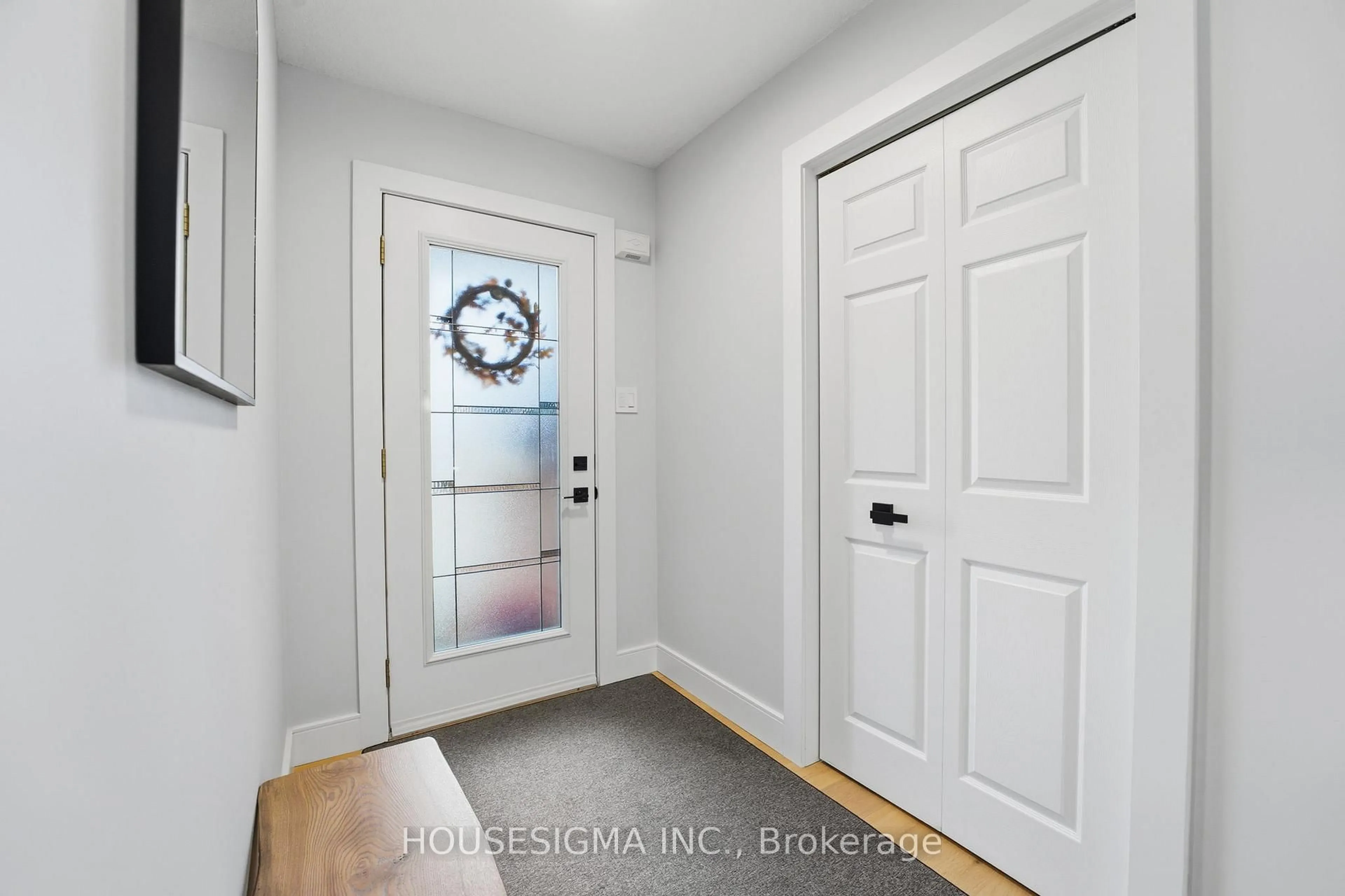 Indoor entryway for 32 Dickinson Crt, Centre Wellington Ontario N0B 1S0