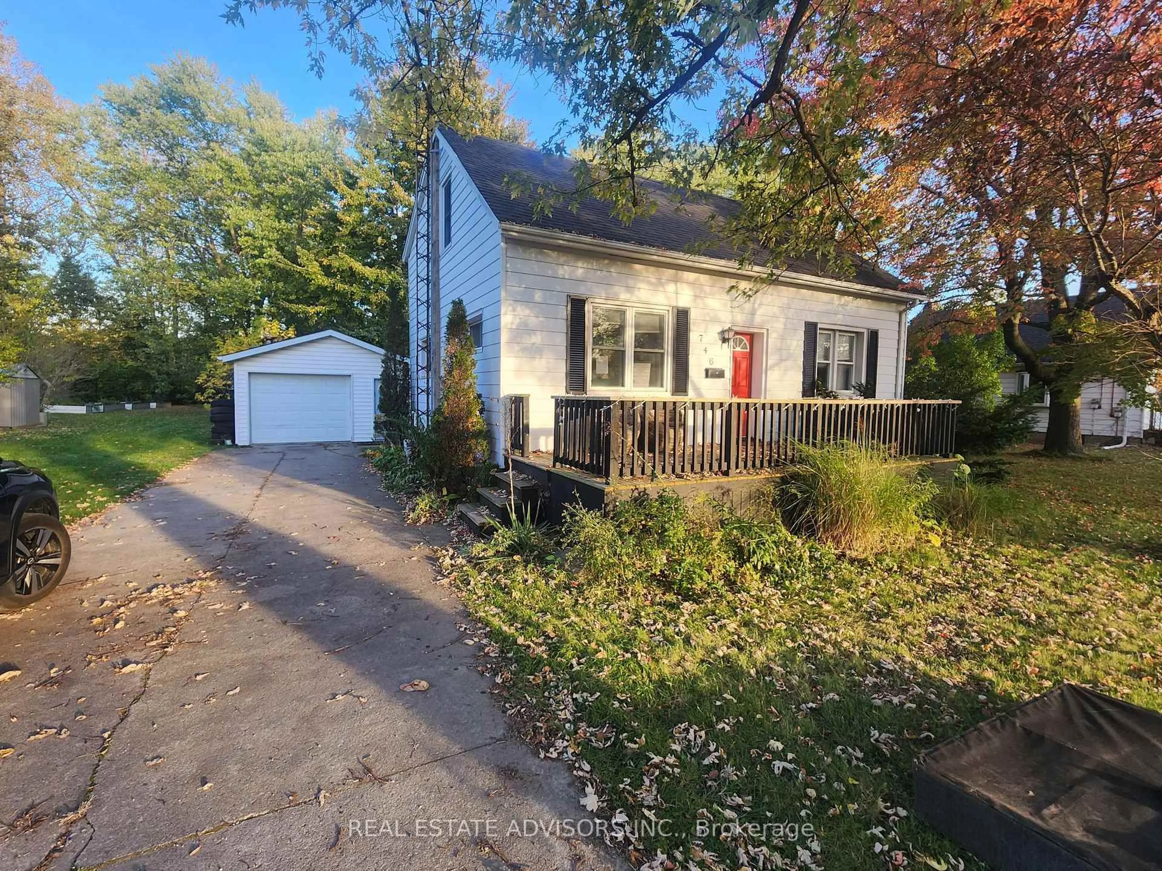 A pic from outside/outdoor area/front of a property/back of a property/a pic from drone, street for 746 South Pelham Rd, Welland Ontario L3C 3C8