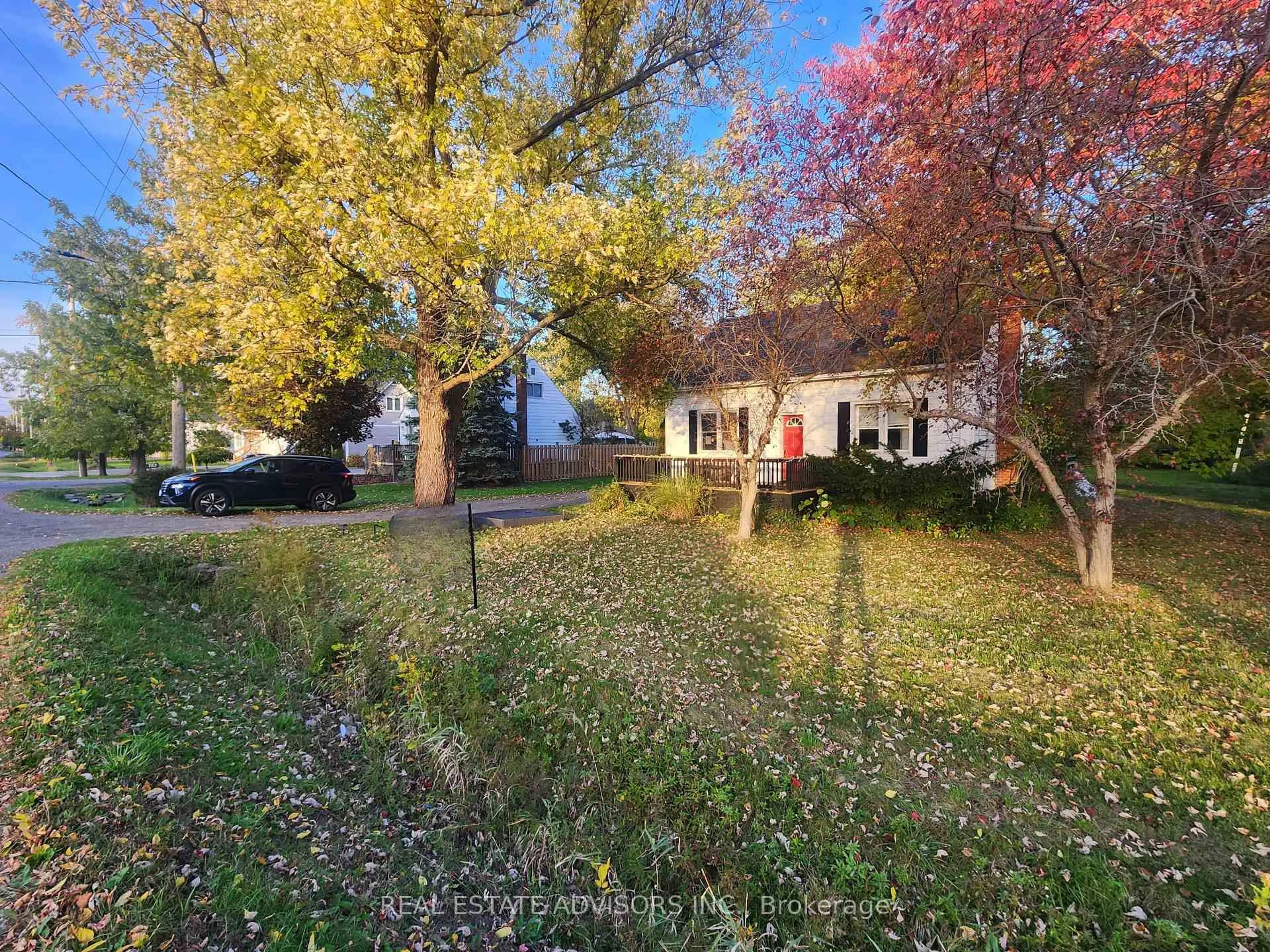 A pic from outside/outdoor area/front of a property/back of a property/a pic from drone, street for 746 South Pelham Rd, Welland Ontario L3C 3C8