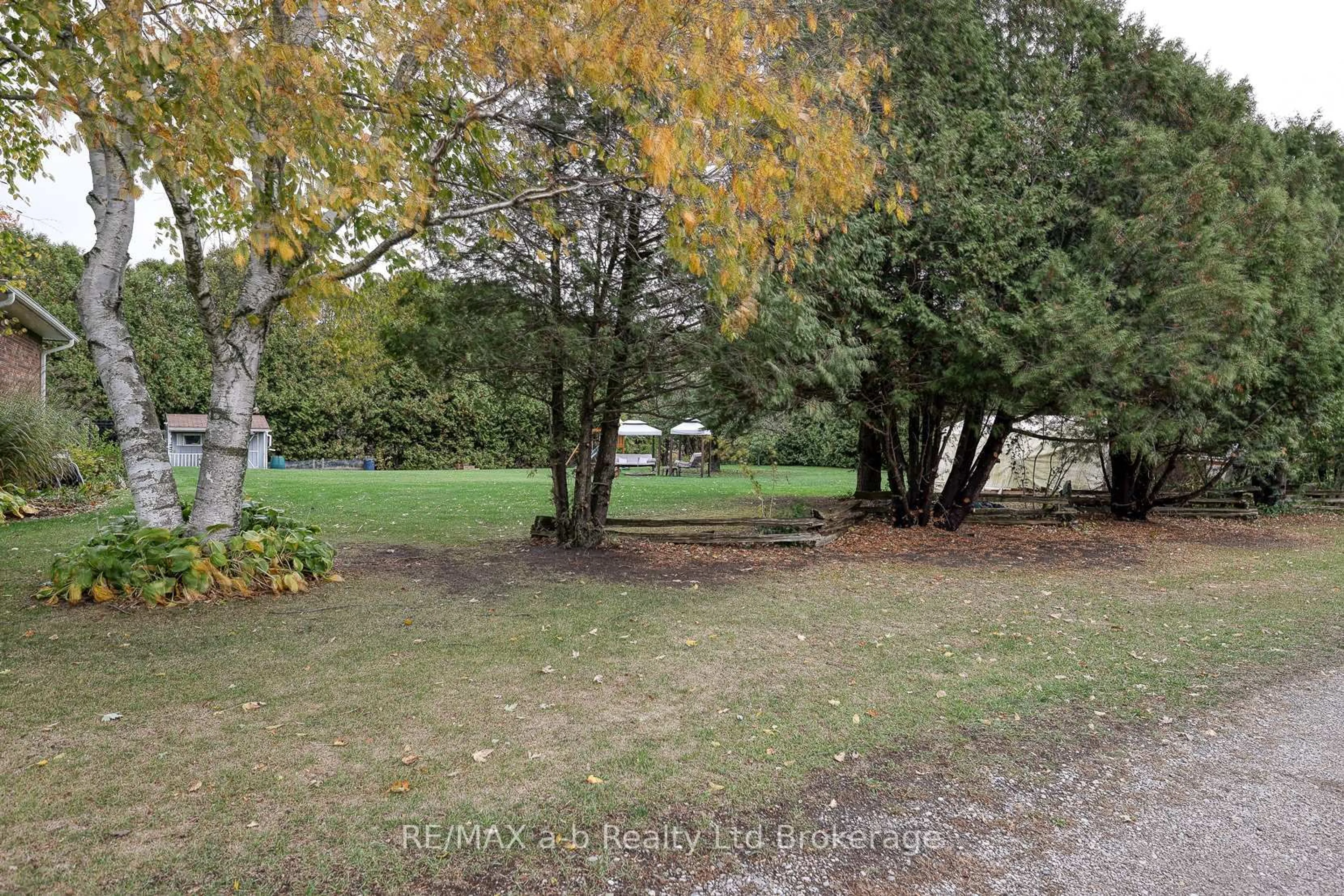 A pic from outside/outdoor area/front of a property/back of a property/a pic from drone, forest/trees view for 370 John St, Aylmer Ontario N5H 2E4