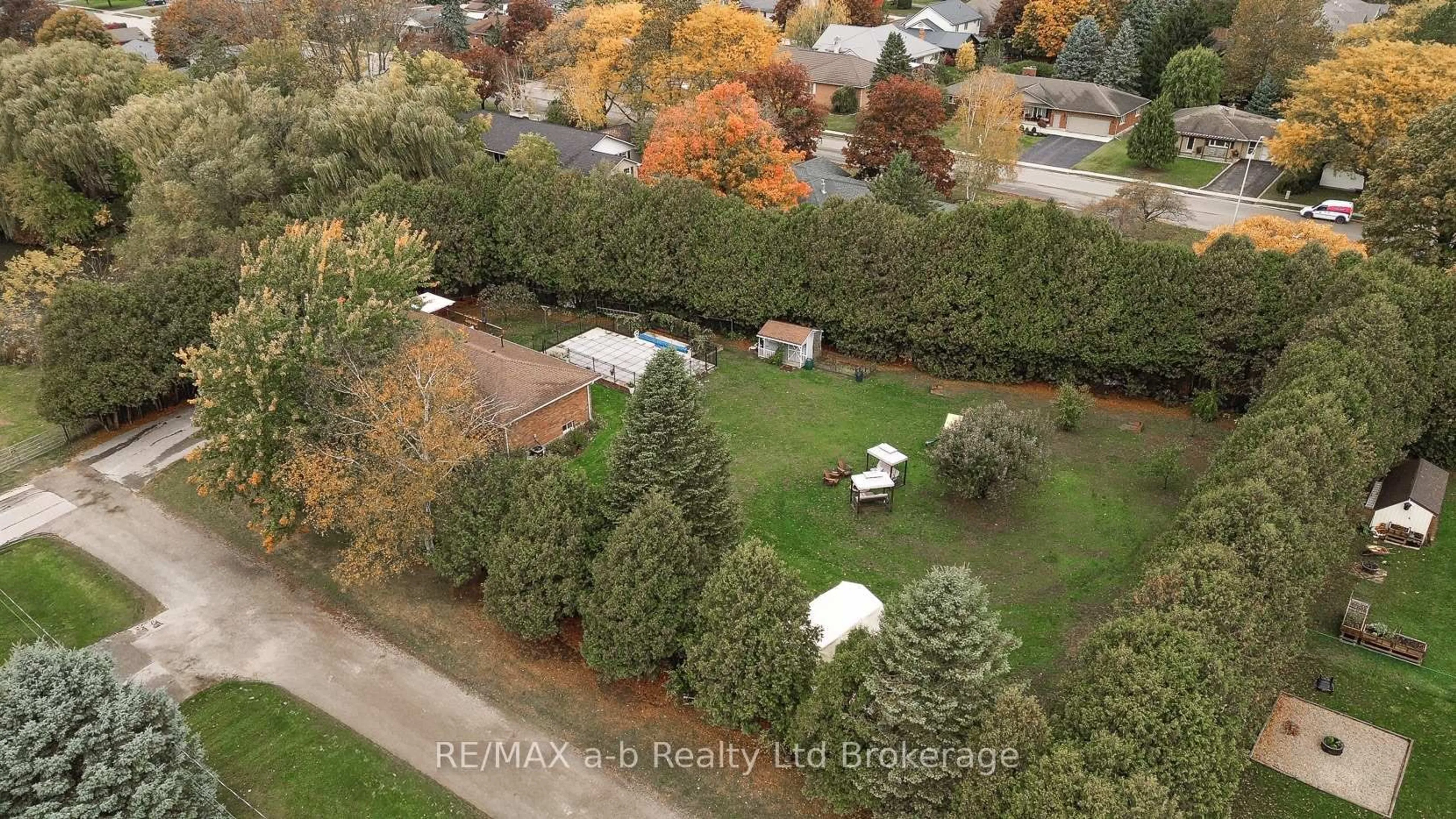 A pic from outside/outdoor area/front of a property/back of a property/a pic from drone, forest/trees view for 370 John St, Aylmer Ontario N5H 2E4