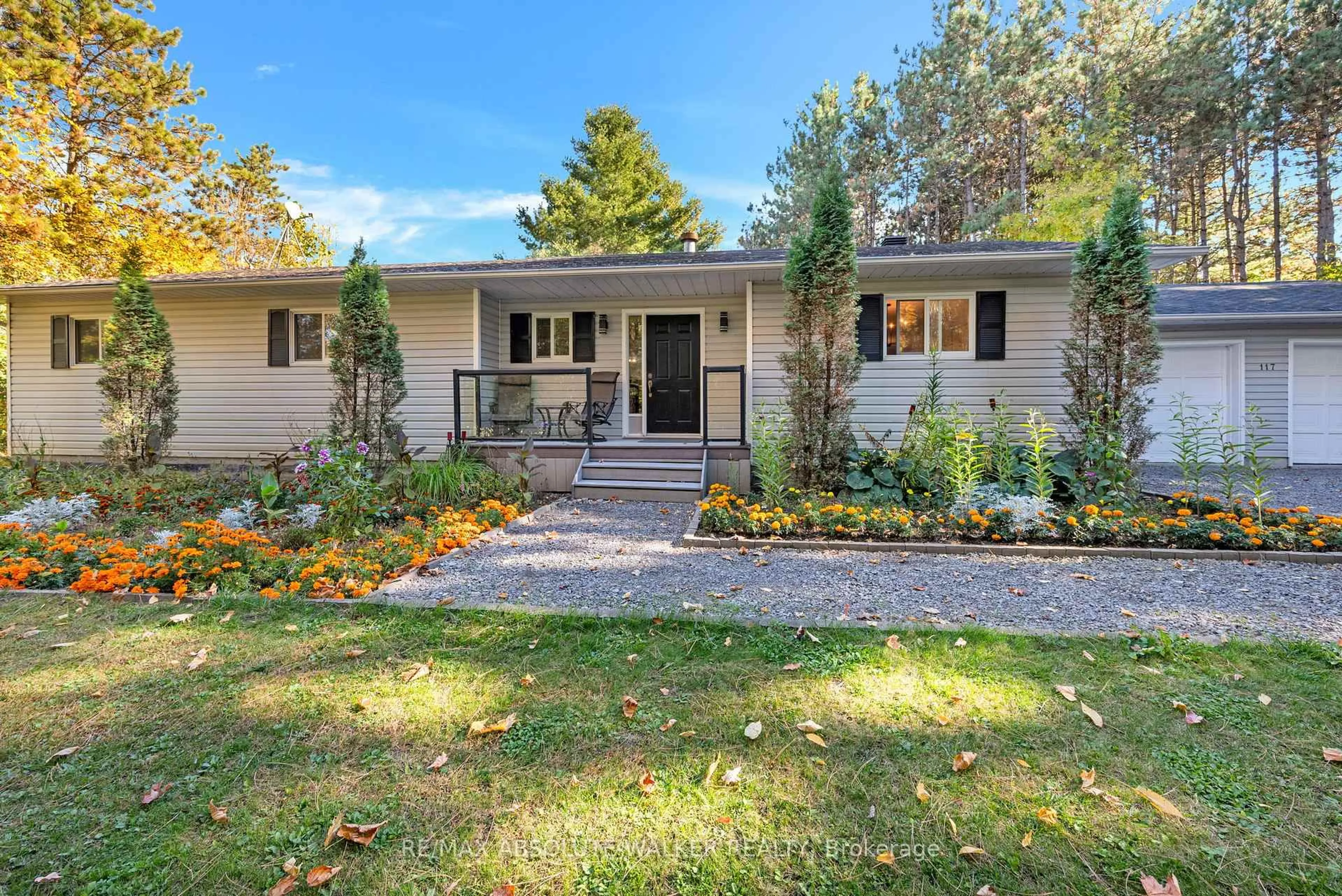 Home with vinyl exterior material, street for 117 Plantation Dr, Ottawa Ontario K0A 3M0