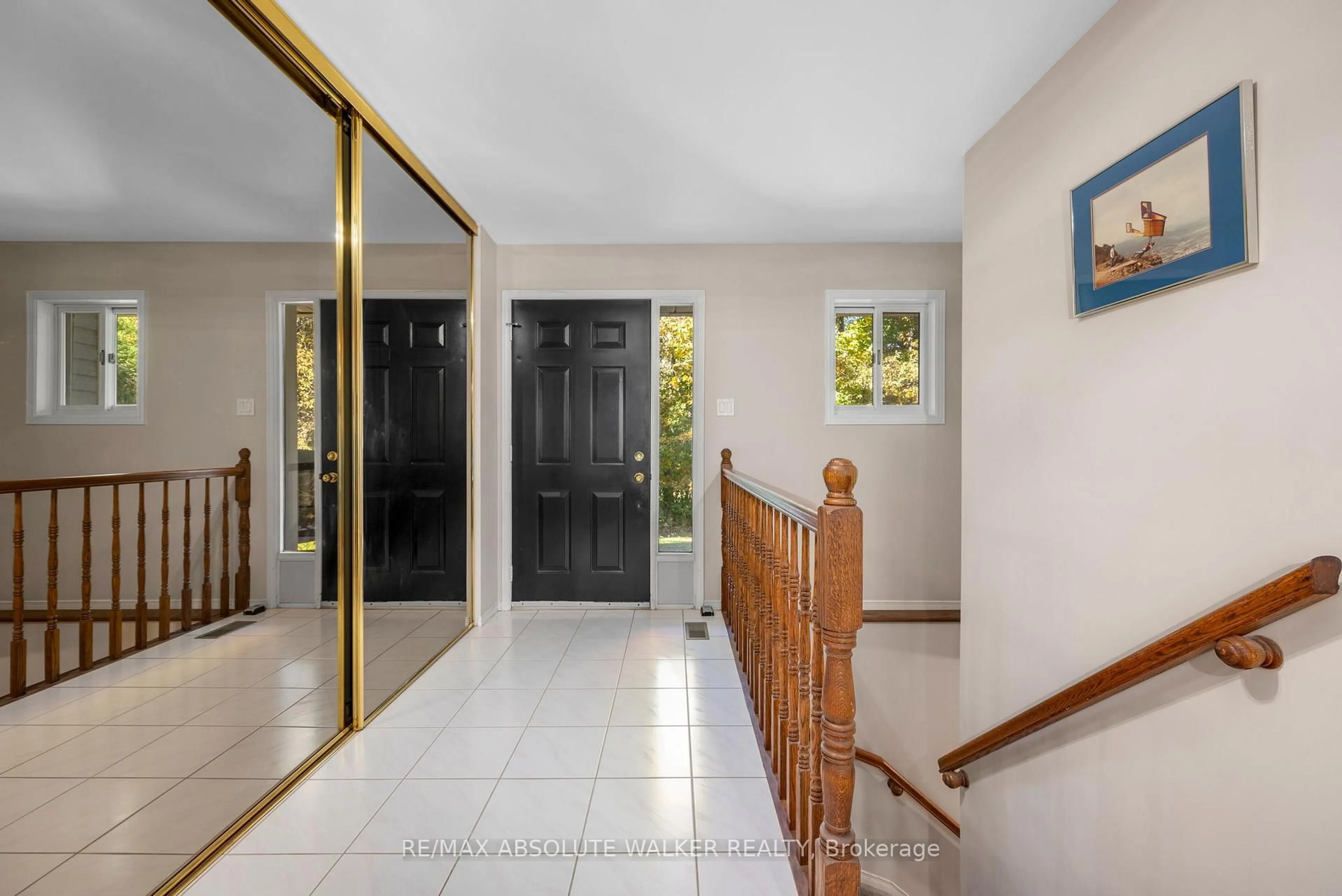 Indoor foyer for 117 Plantation Dr, Ottawa Ontario K0A 3M0