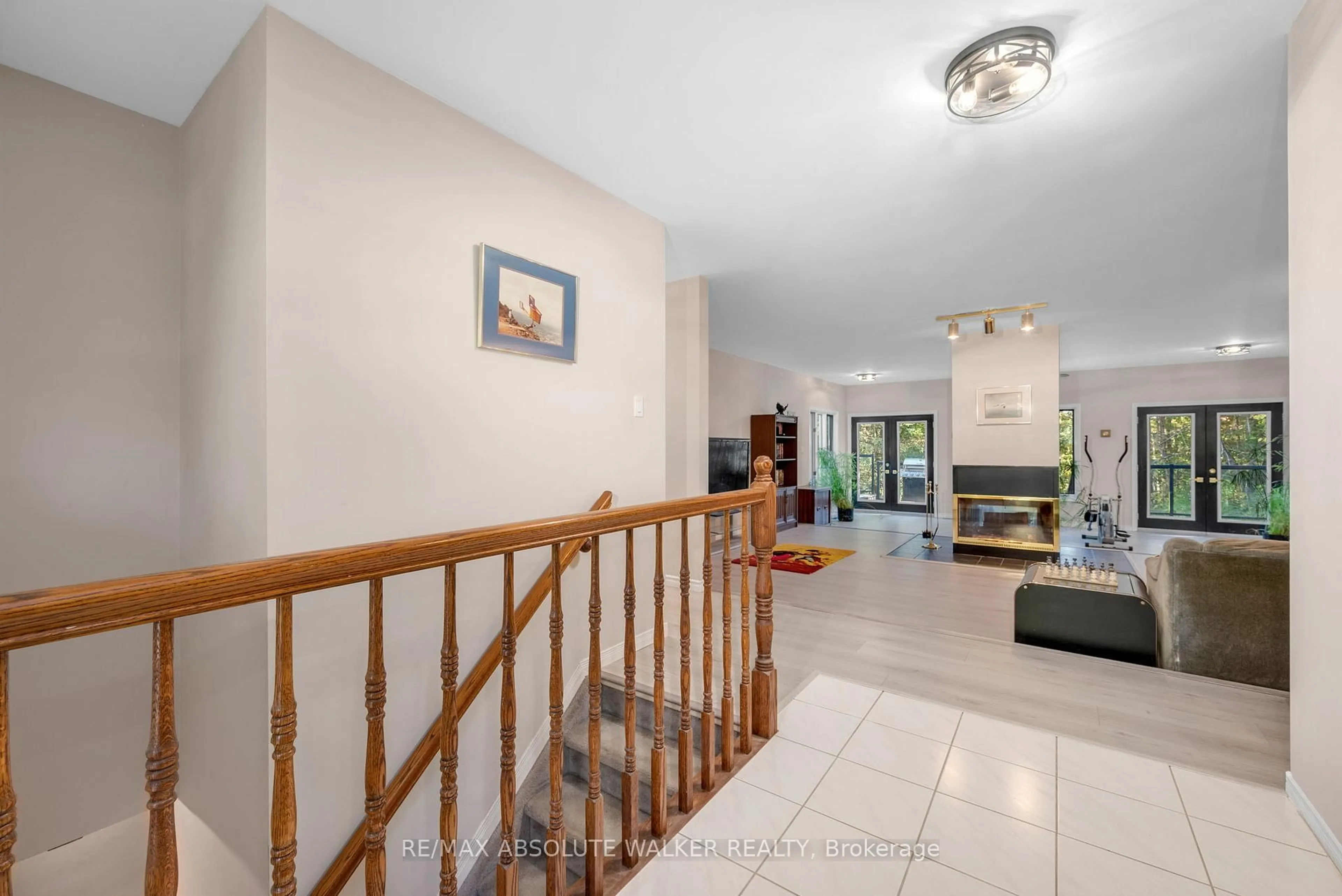 Indoor foyer for 117 Plantation Dr, Ottawa Ontario K0A 3M0