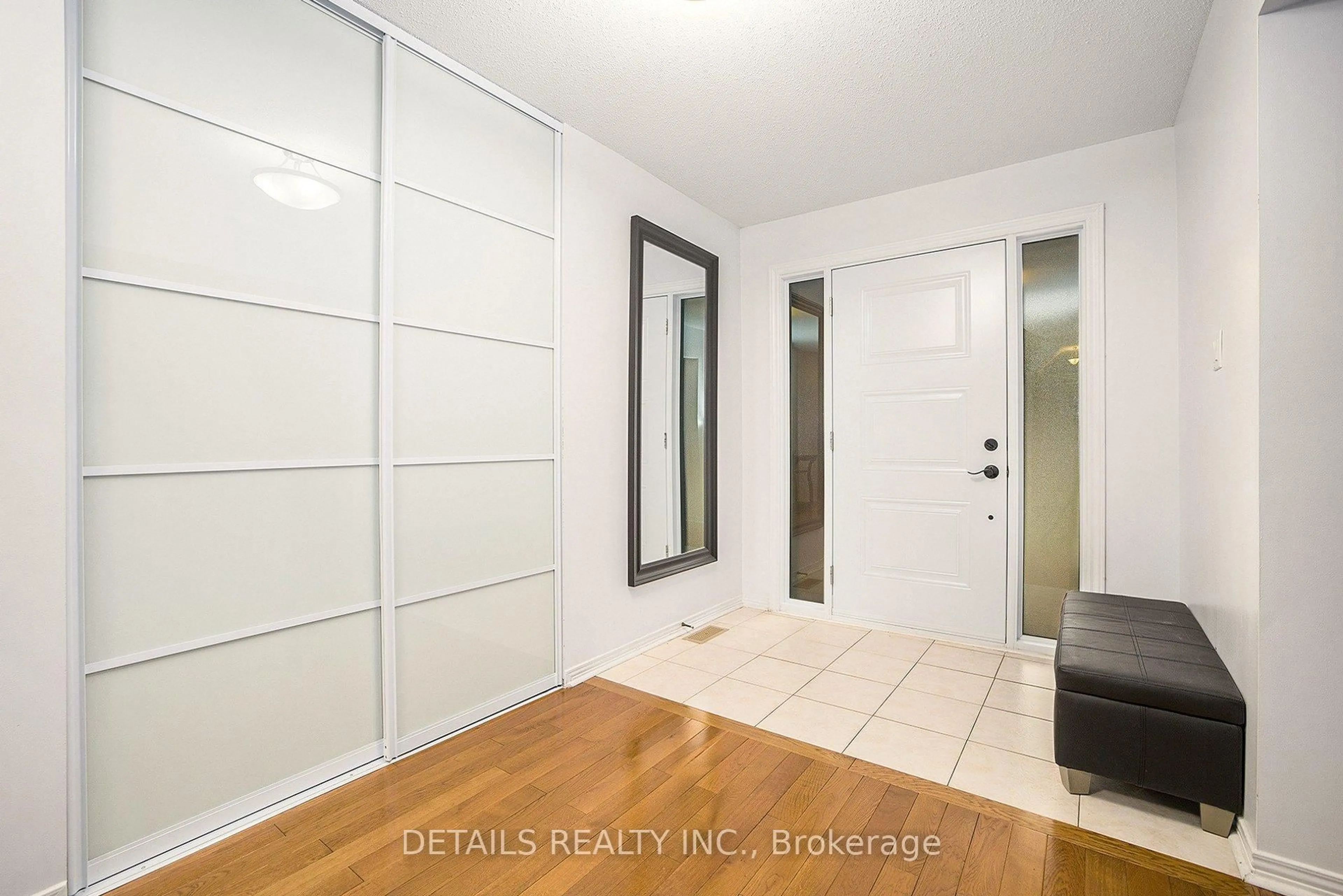 Indoor entryway for 65 Willow Glen Dr, Ottawa Ontario K2M 1T1