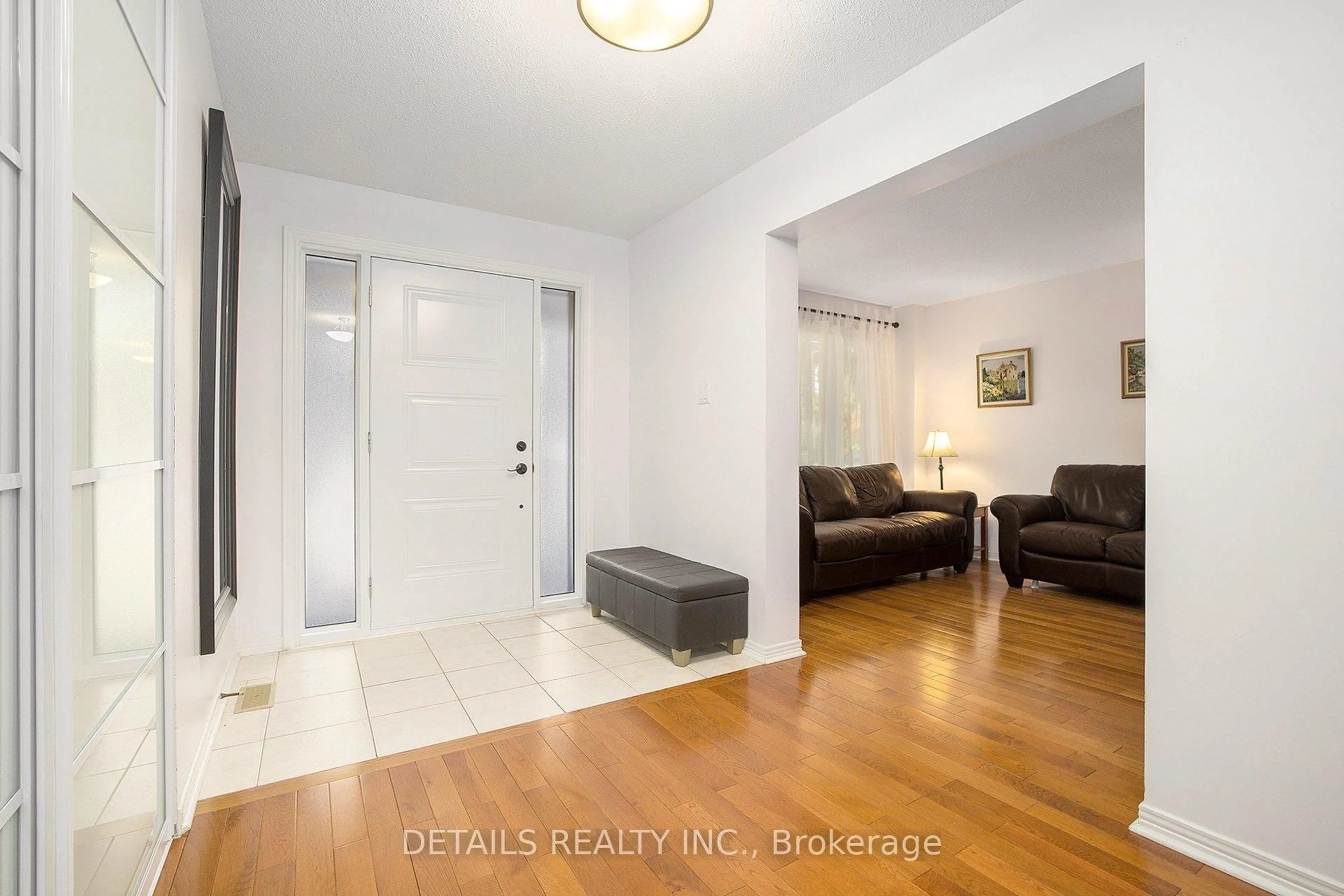 Indoor entryway for 65 Willow Glen Dr, Ottawa Ontario K2M 1T1