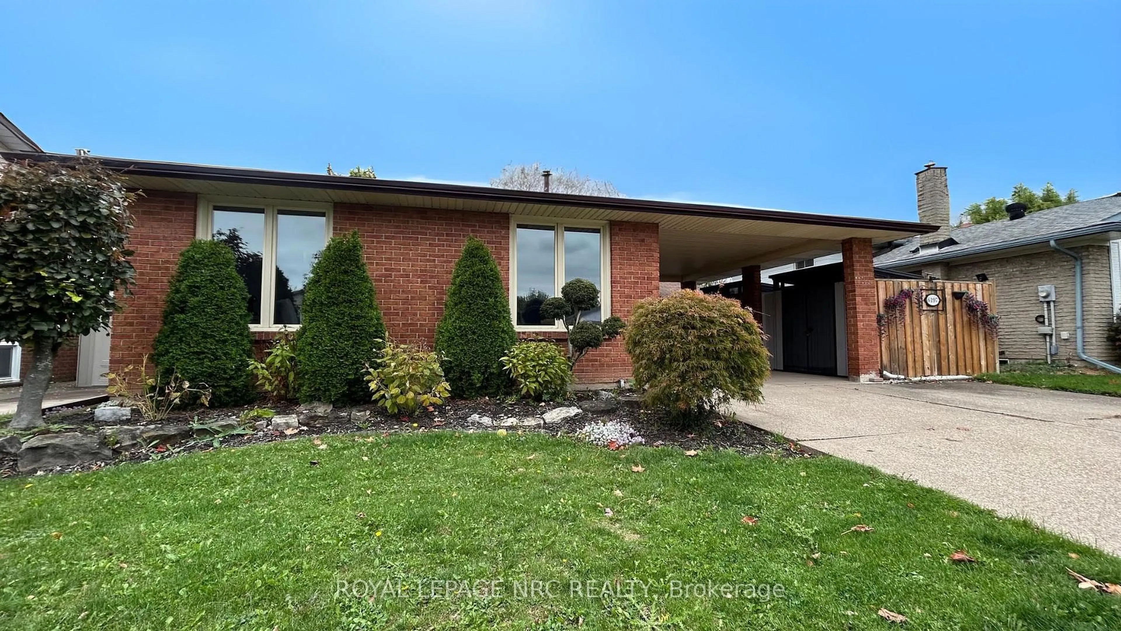 Home with brick exterior material, water/lake/river/ocean view for 6197 Kirkland Dr, Niagara Falls Ontario L2H 2A7