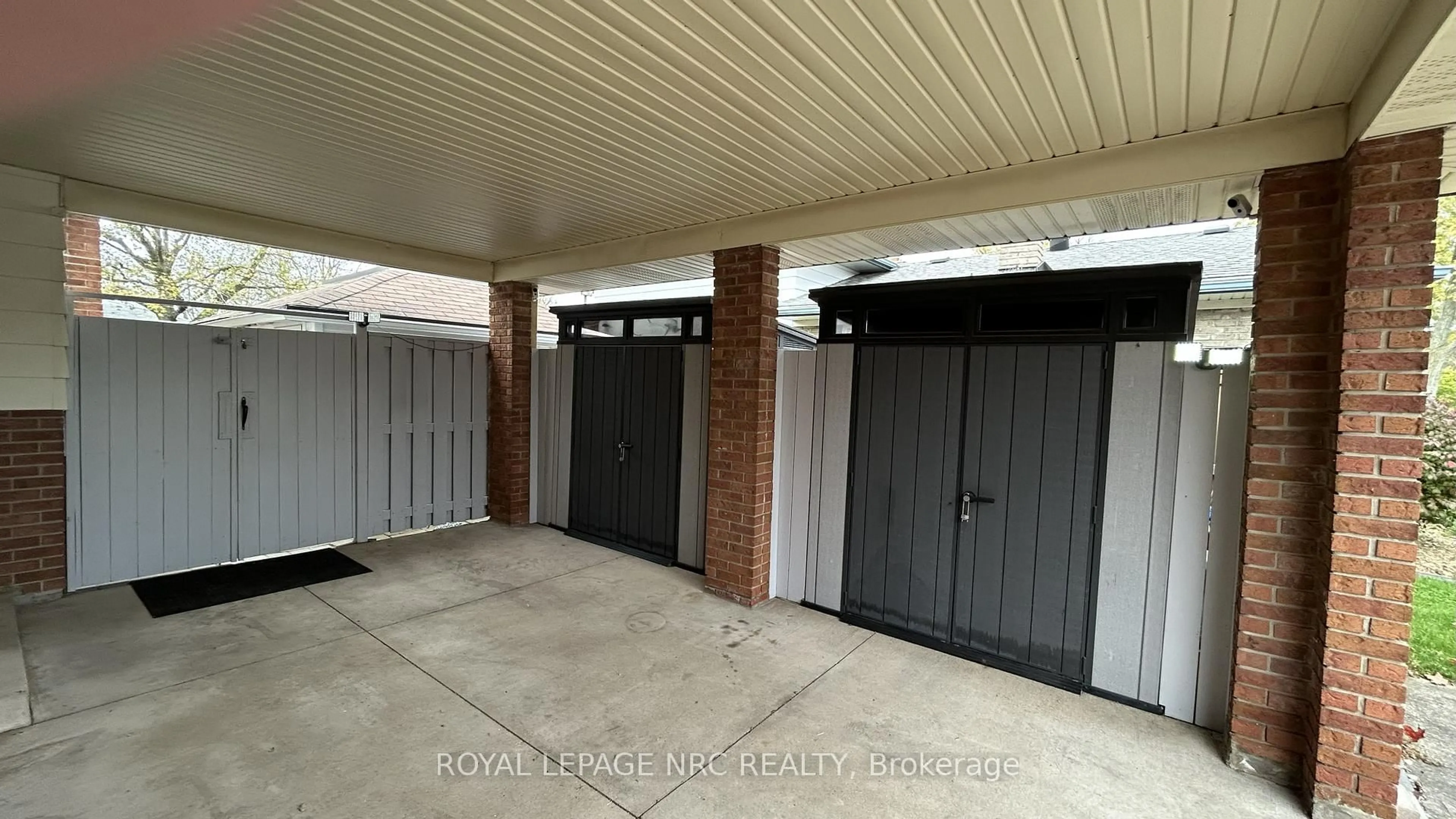 Indoor garage for 6197 Kirkland Dr, Niagara Falls Ontario L2H 2A7
