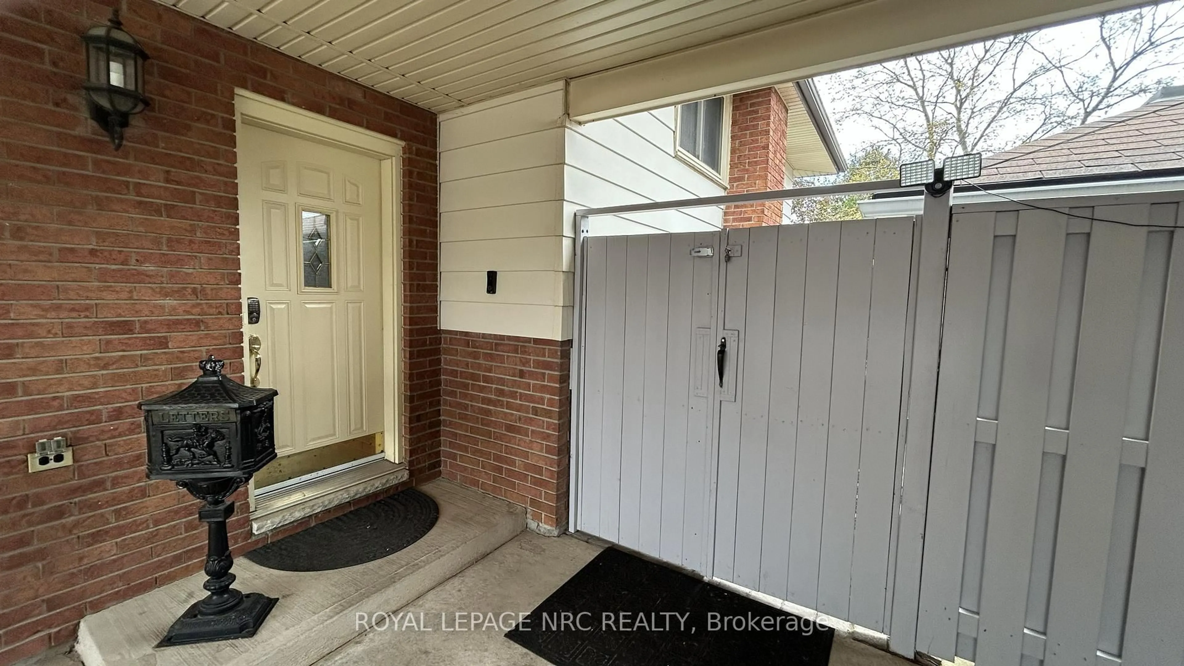 Indoor entryway for 6197 Kirkland Dr, Niagara Falls Ontario L2H 2A7